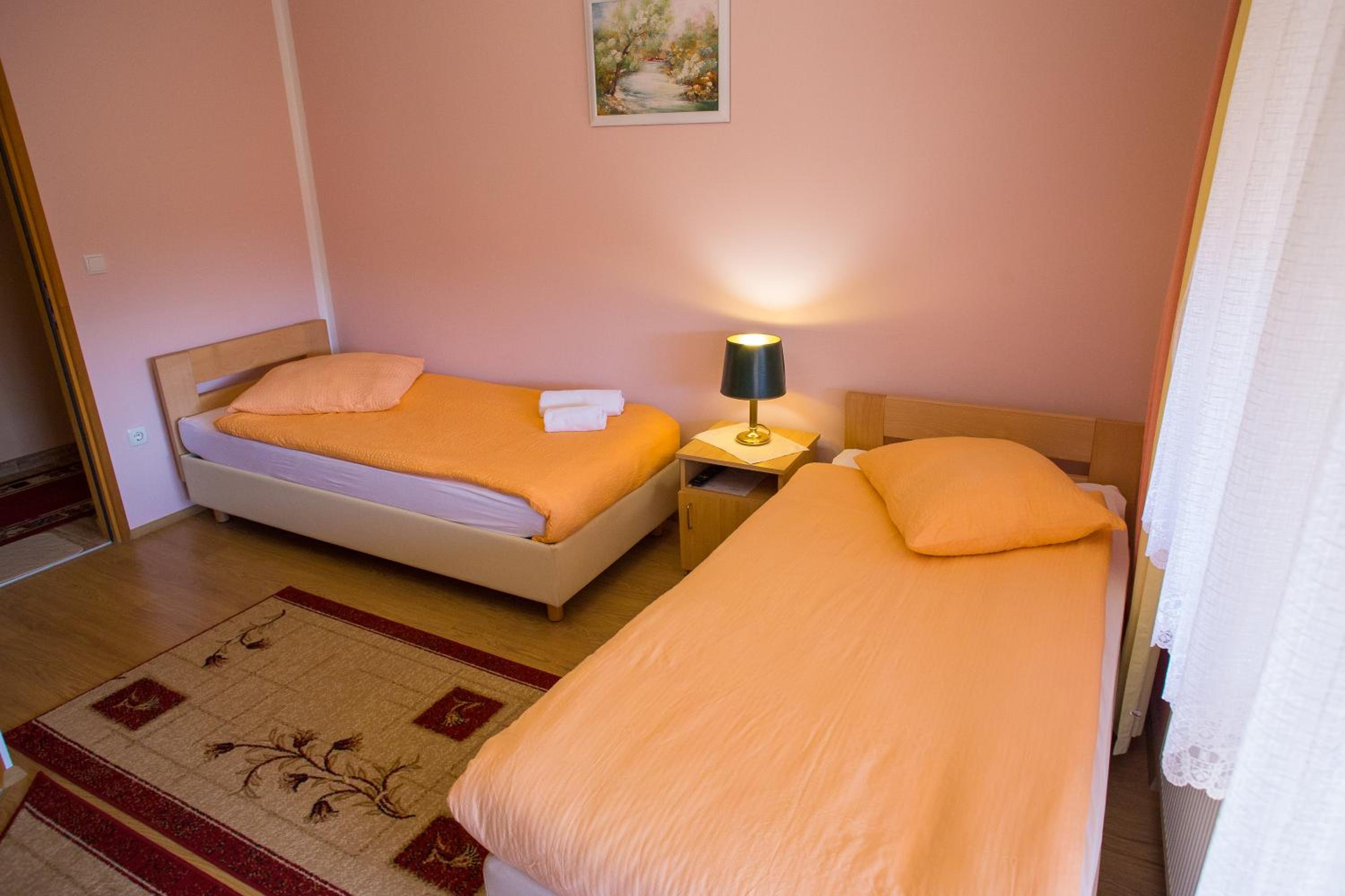 Twin Room with Bathroom - Photo 2