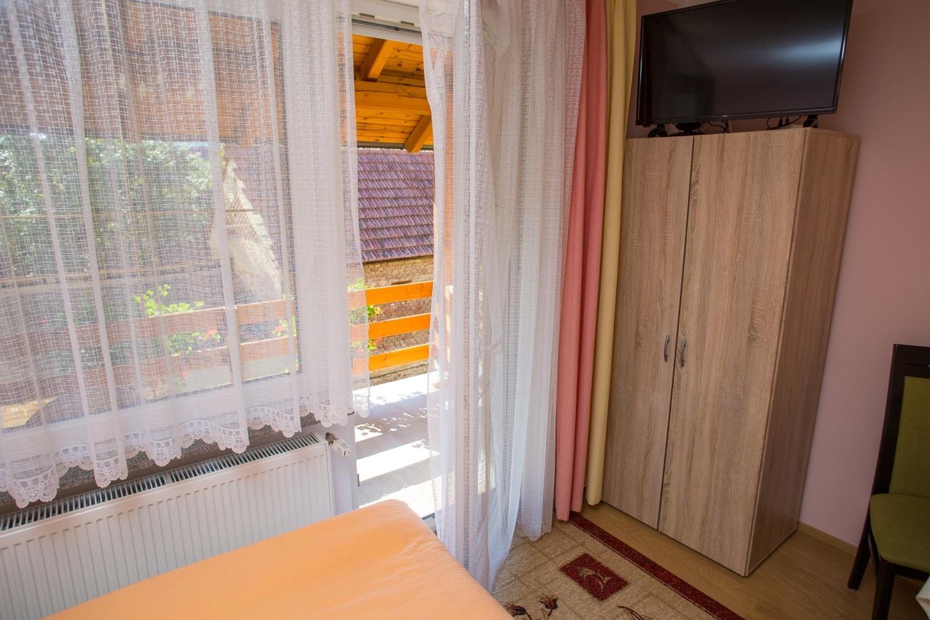 Twin Room with Bathroom - Photo 4