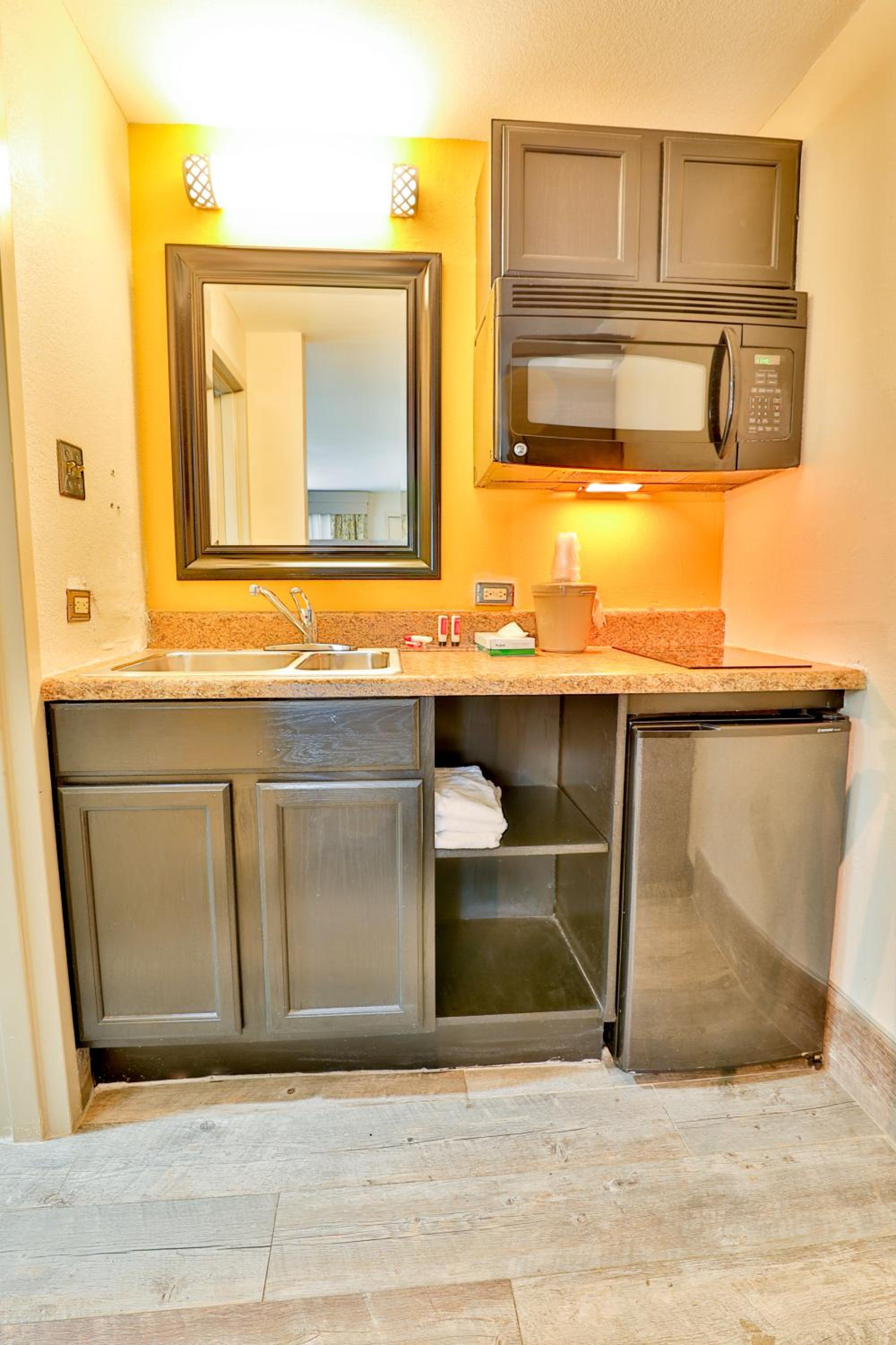 Deluxe King Room - Non-Smoking - Photo 2