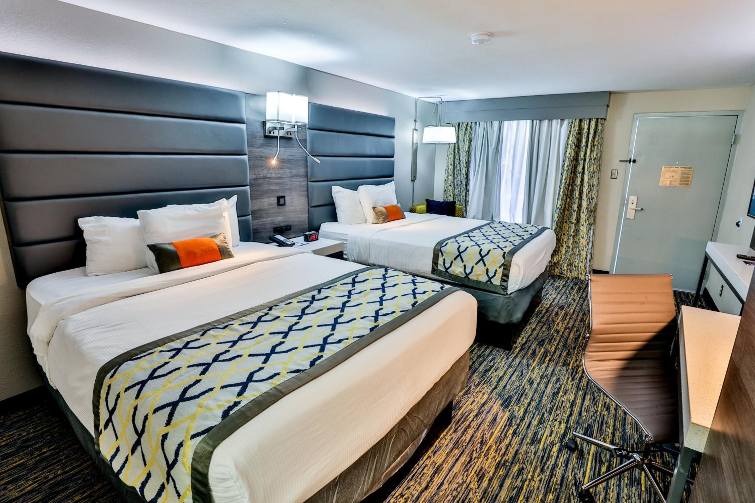 Queen Room with Two Queen Beds - Non-Smoking - Photo 5