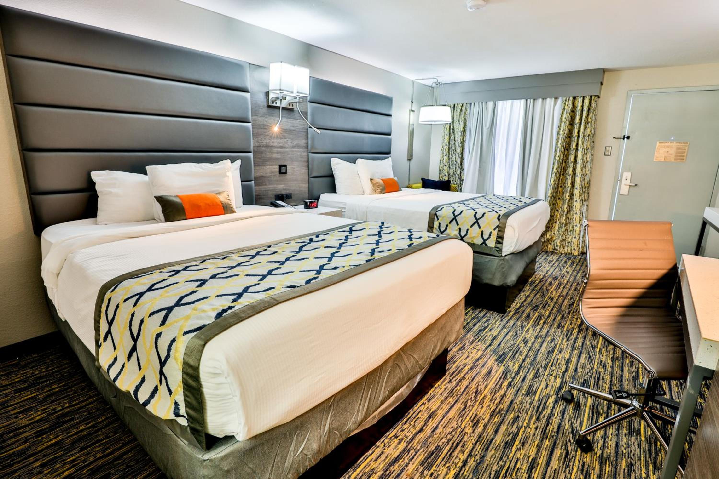 Queen Room with Two Queen Beds - Non-Smoking - Photo 6