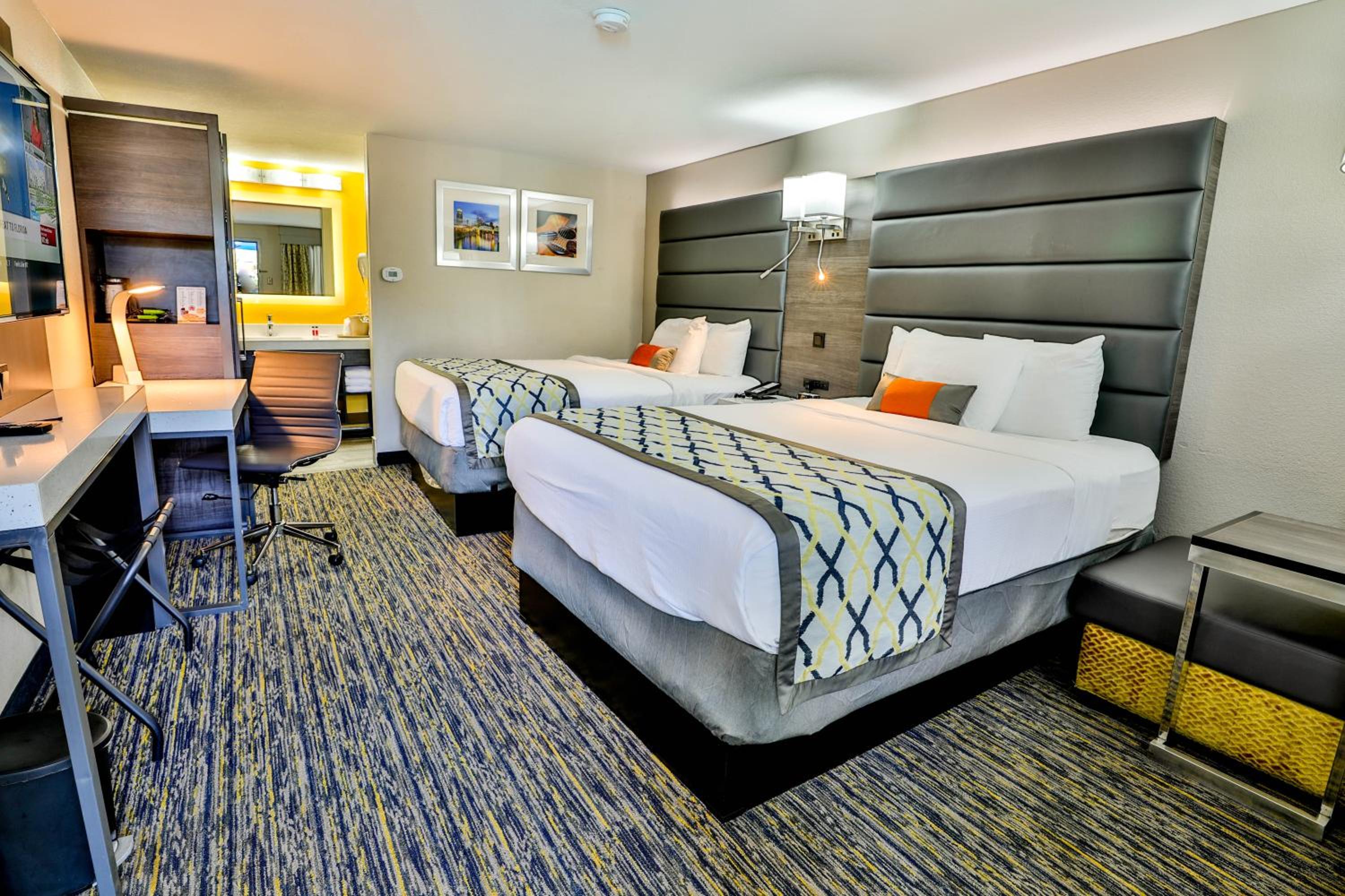 Queen Room with Two Queen Beds - Non-Smoking - Photo 7