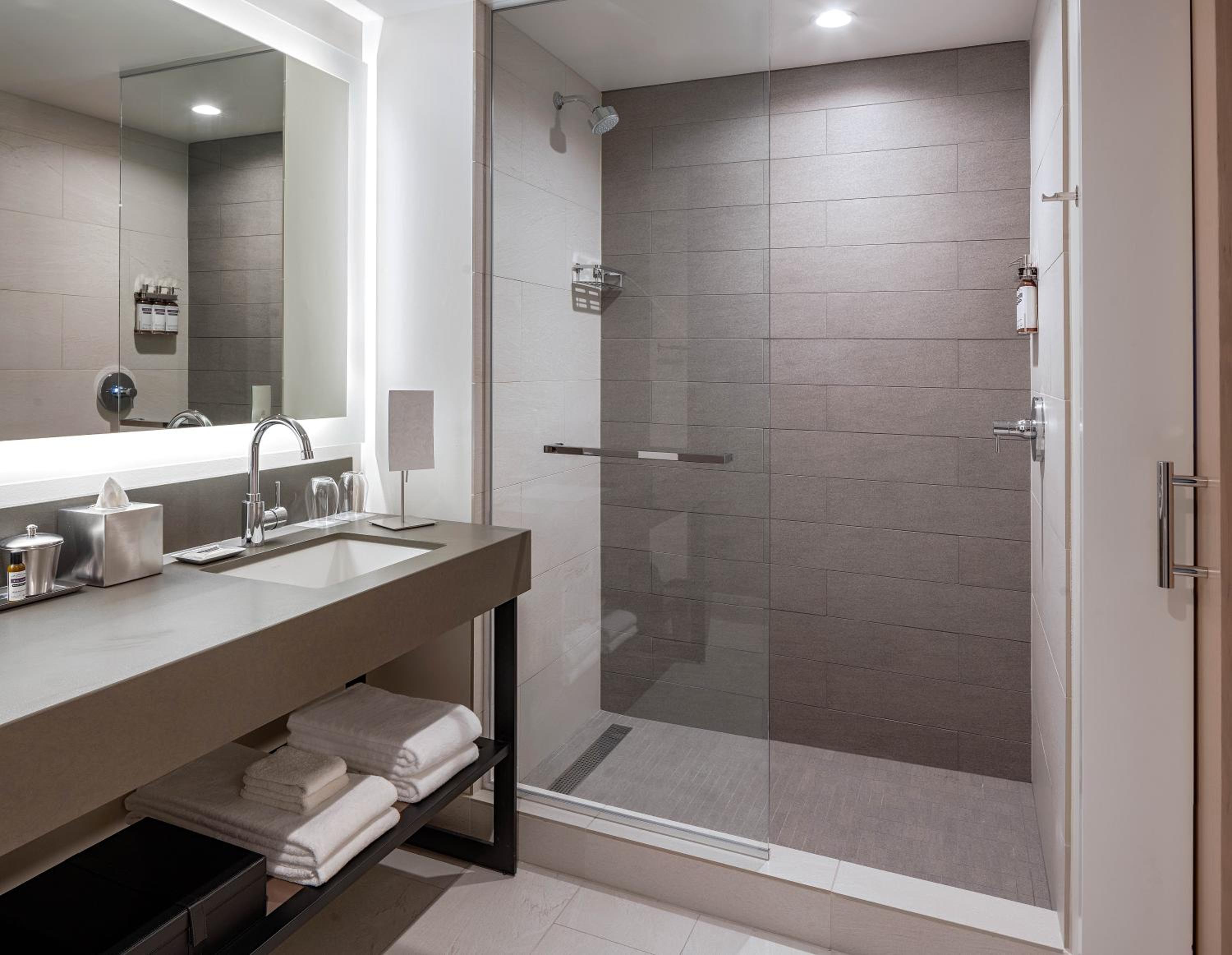 King Room with Accessible Shower - Disability Access - Photo 2