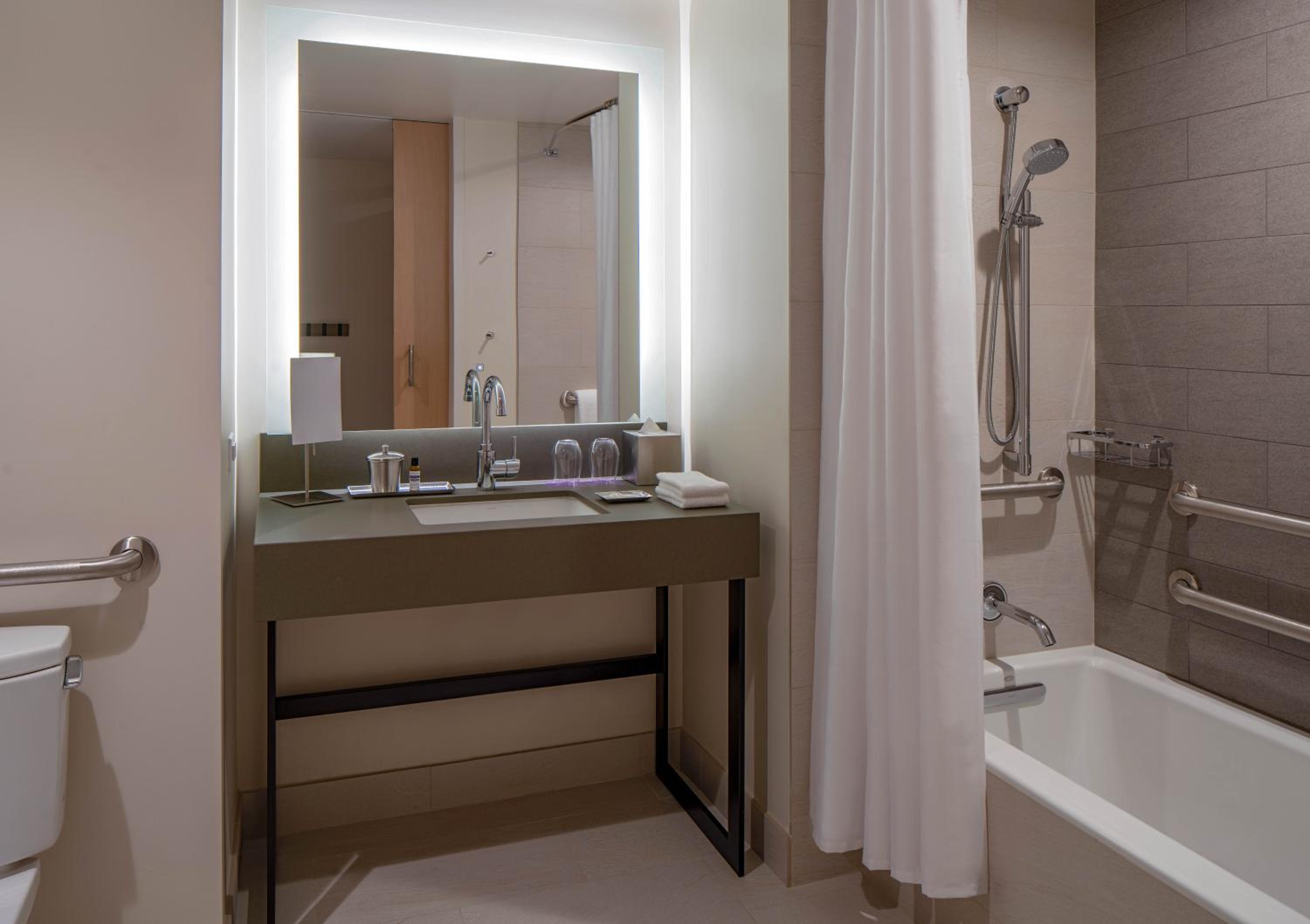 King Room with Accessible Tub - Disability Access - Photo 3