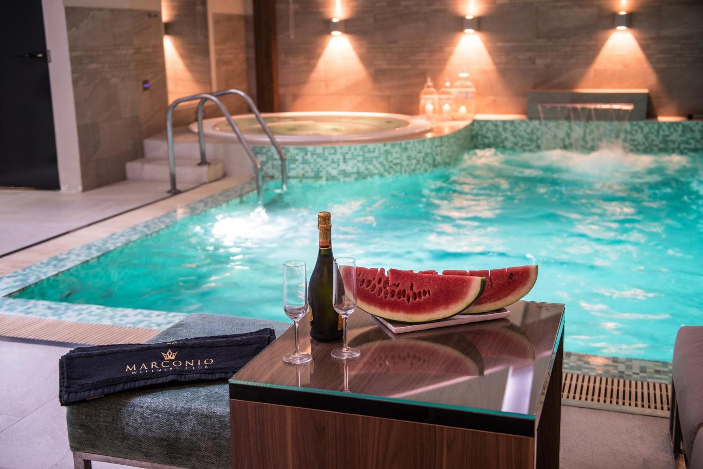 One-Bedroom Suite with Private Pool and Sauna - Photo 2