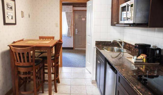 Kitchenette suite with 2 queen bed