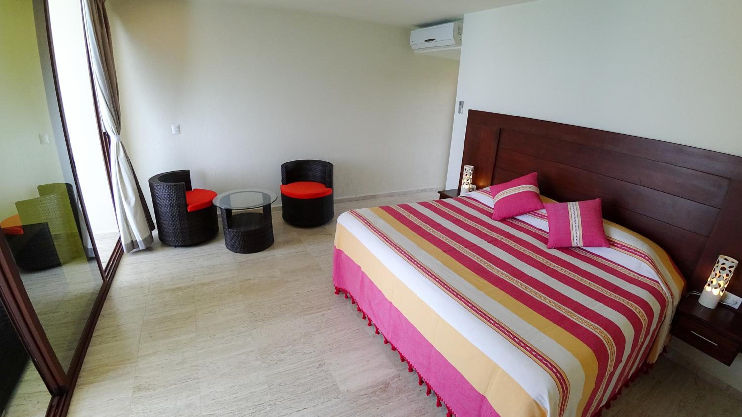 Suite - Photo 1