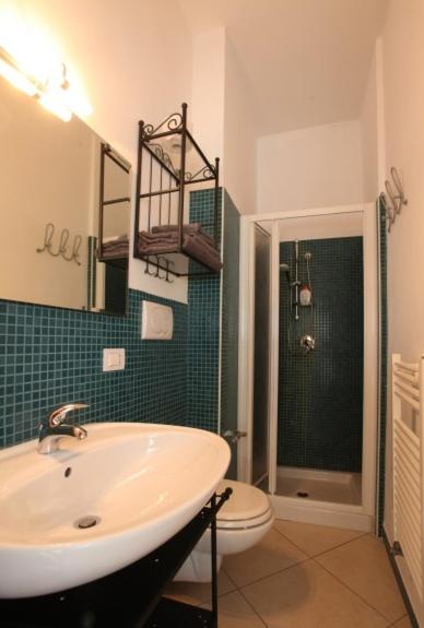 Quadruple Room with Balcony - Photo 8