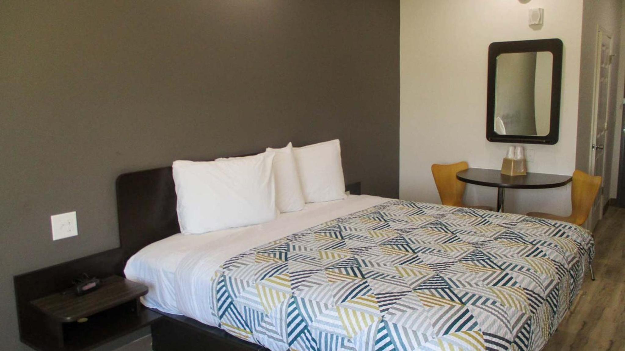 King Room - Disability Access - Non-Smoking - Photo 15