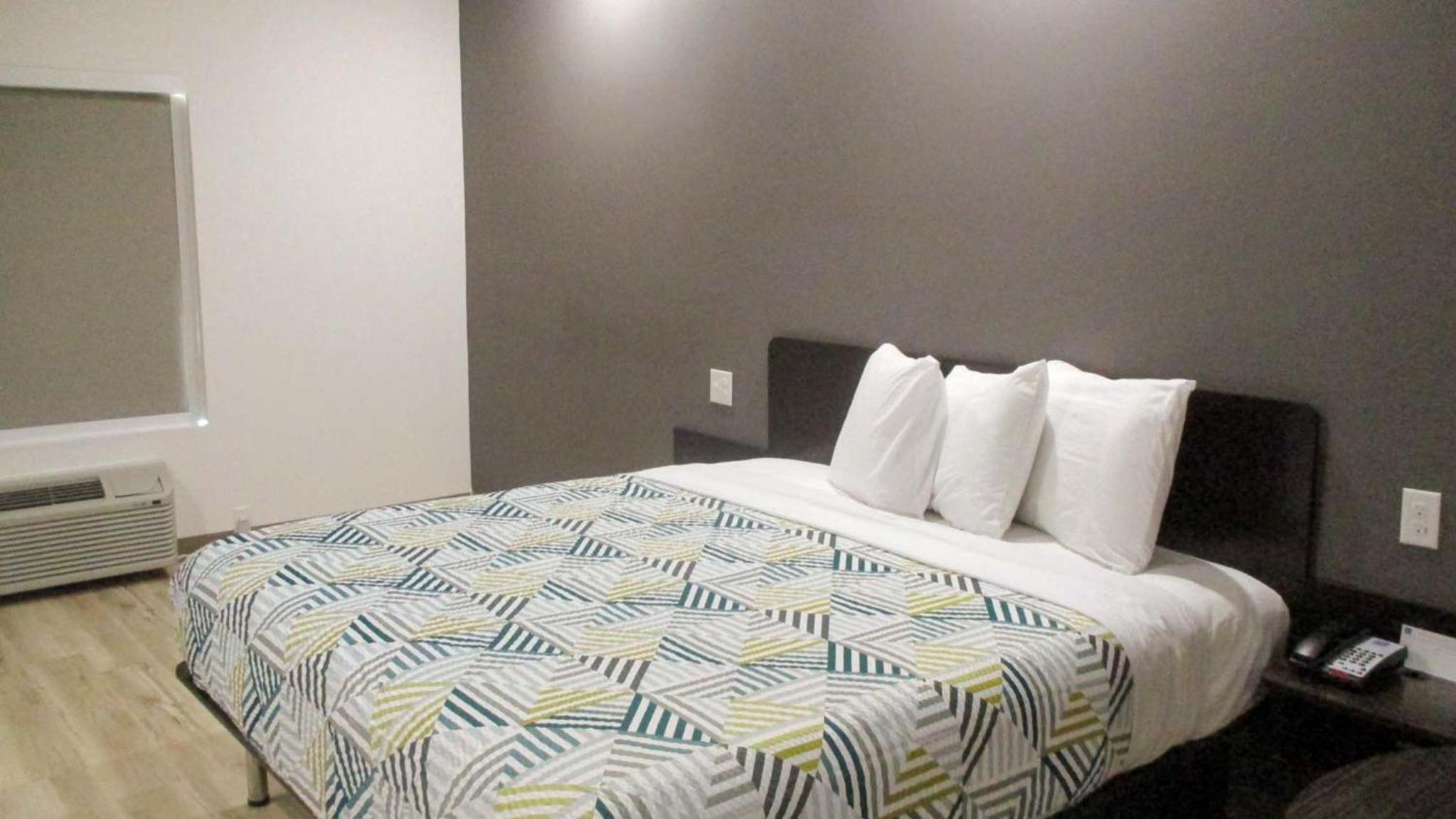 King Room - Disability Access - Non-Smoking - Photo 16