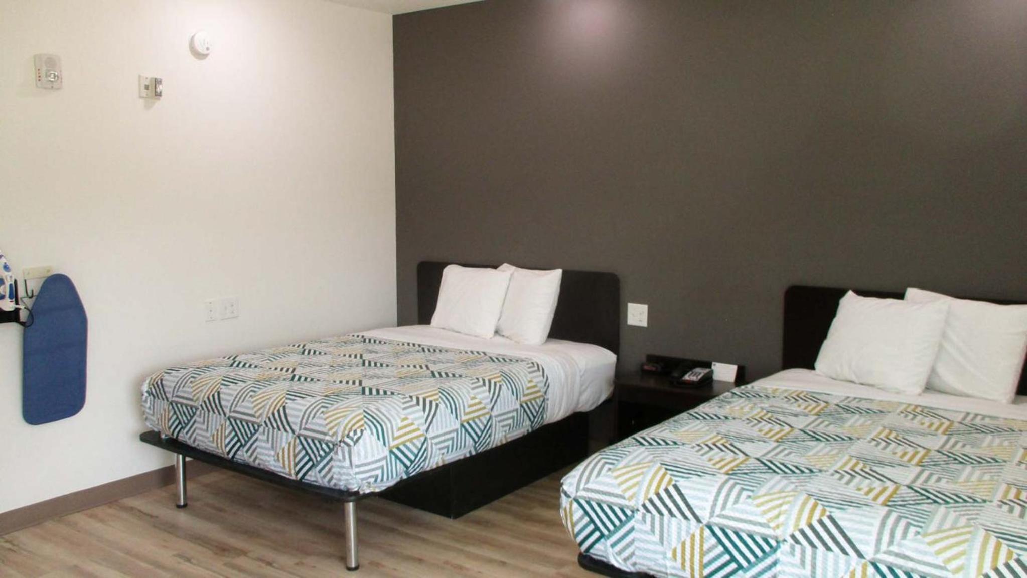 Deluxe Queen Room with Two Queen Beds - Non-Smoking - Photo 16