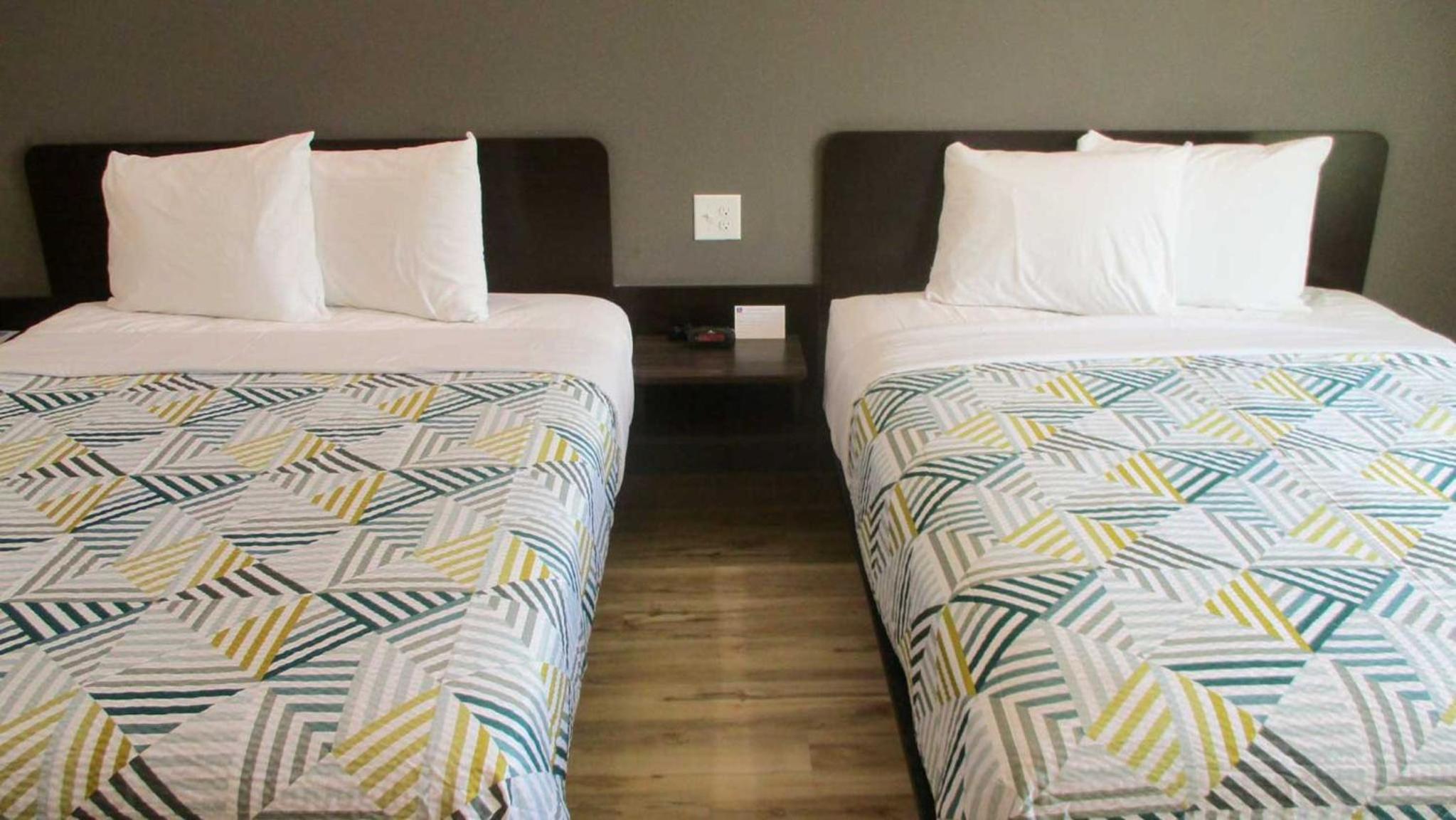 Deluxe Queen Room with Two Queen Beds - Non-Smoking - Photo 15