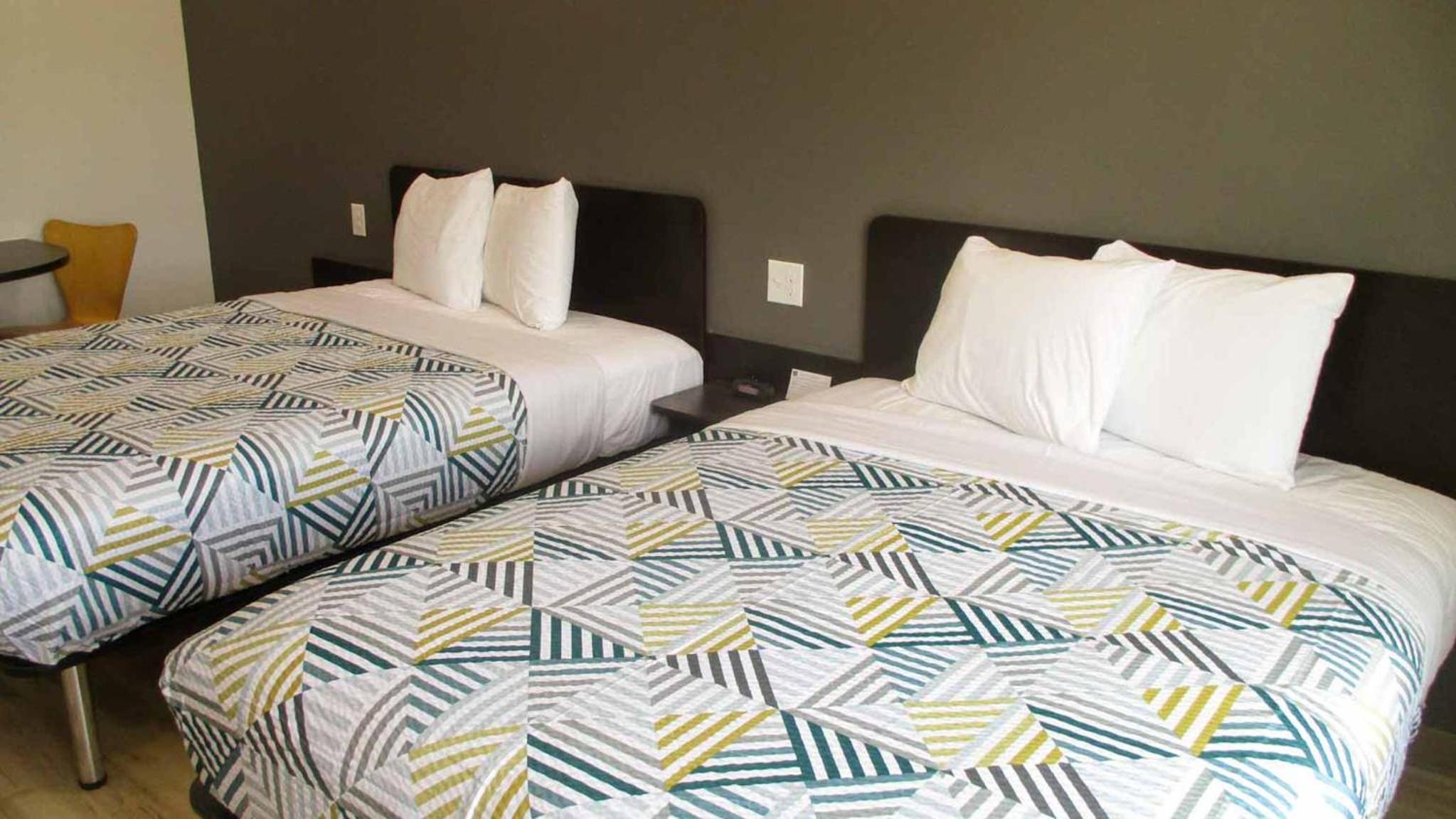 Deluxe Queen Room with Two Queen Beds - Non-Smoking - Photo 14