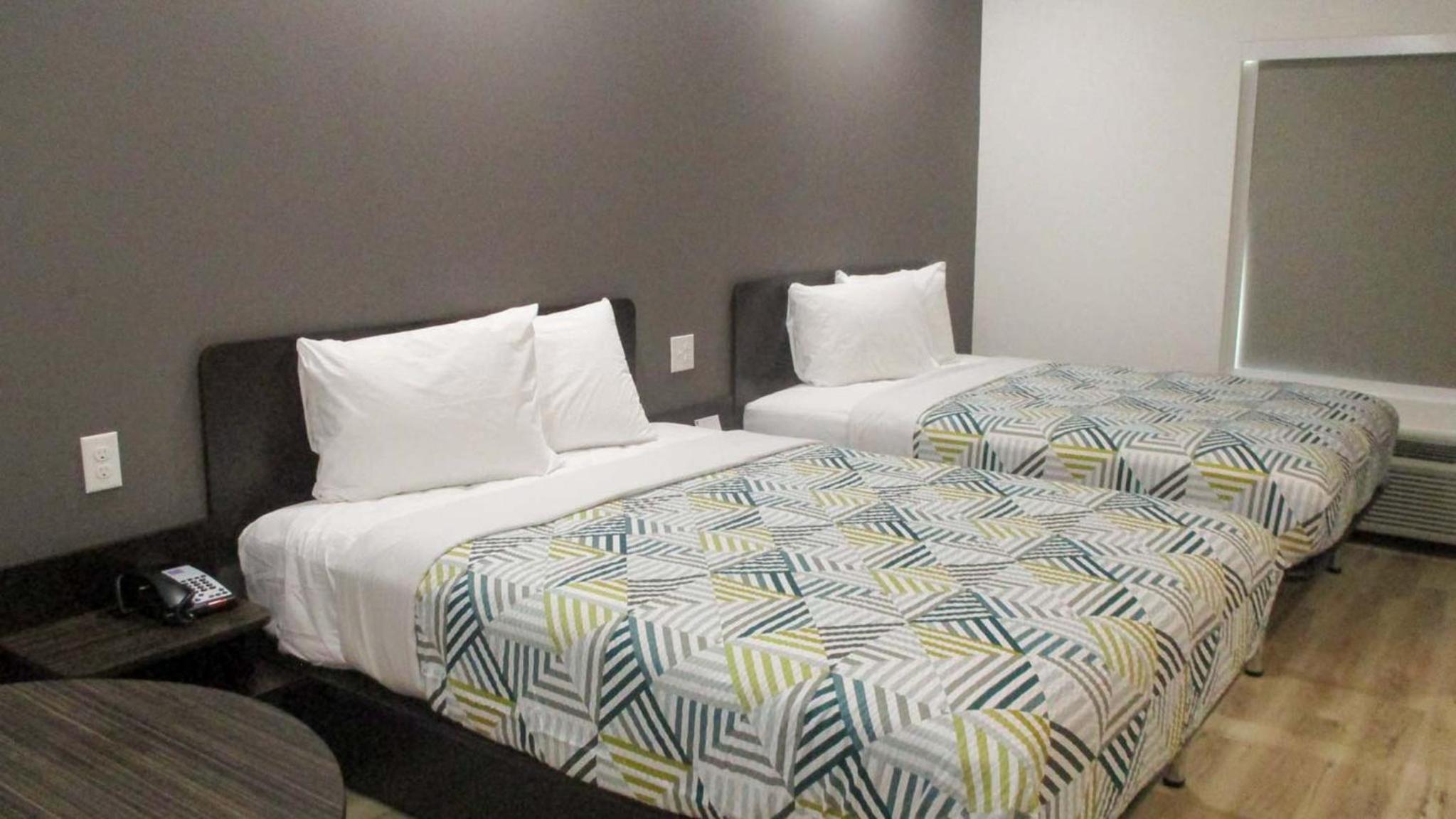 Deluxe Queen Room with Two Queen Beds - Non-Smoking - Photo 13