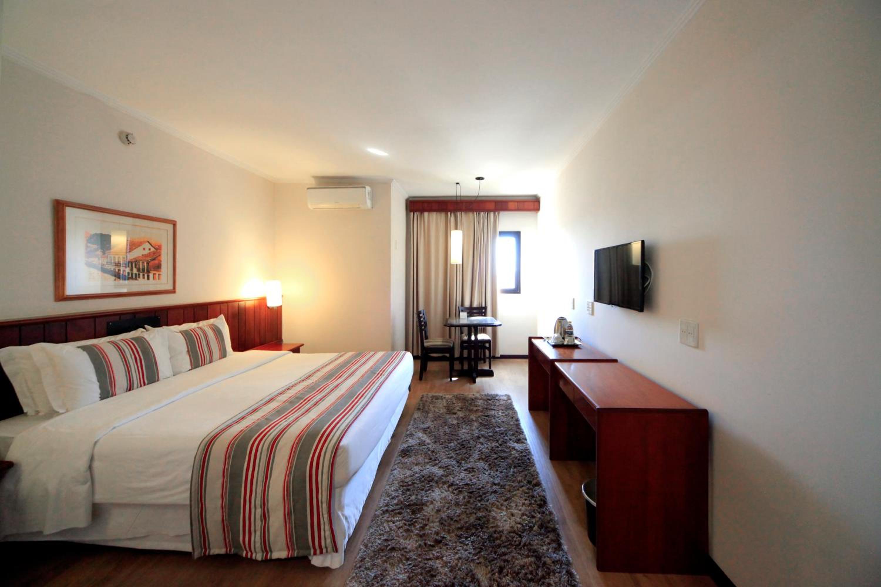 Queen Room photo 2