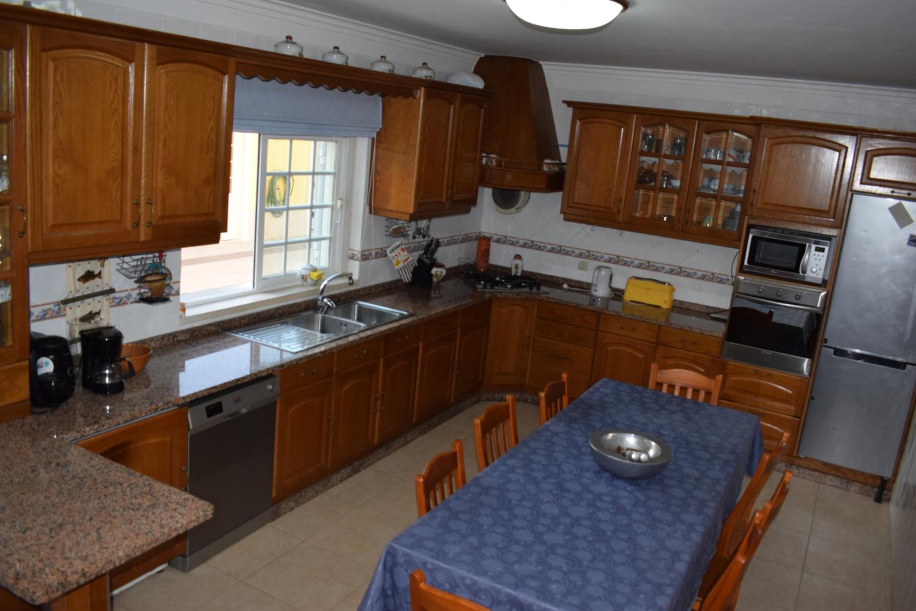 Seven-Bedroom House photo 3