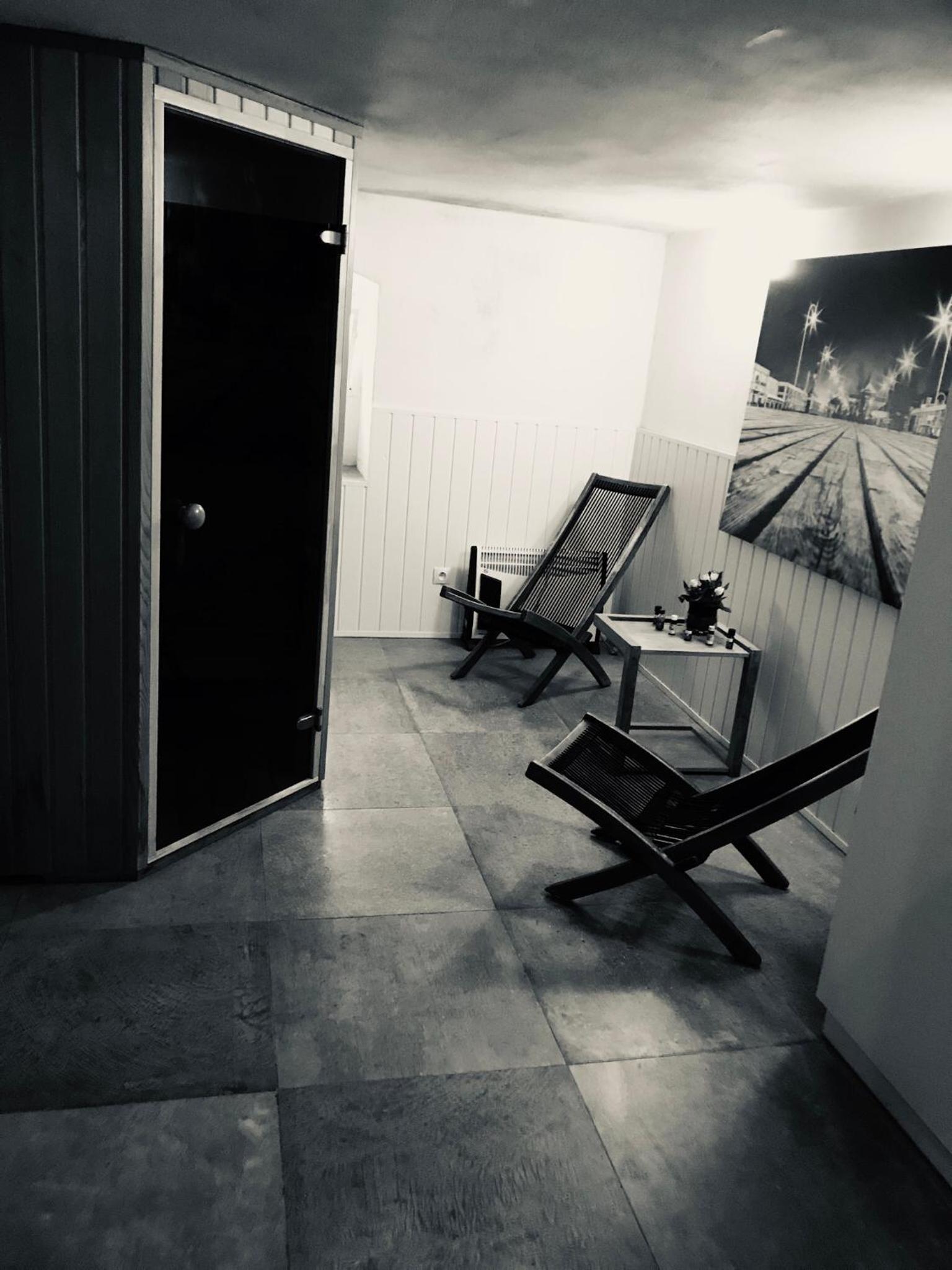Studio Apartment - Photo 23