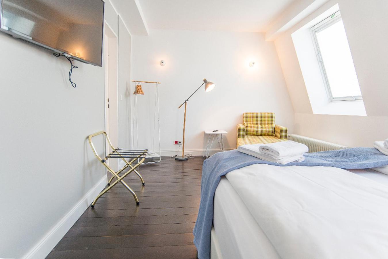 Suite - Photo 13