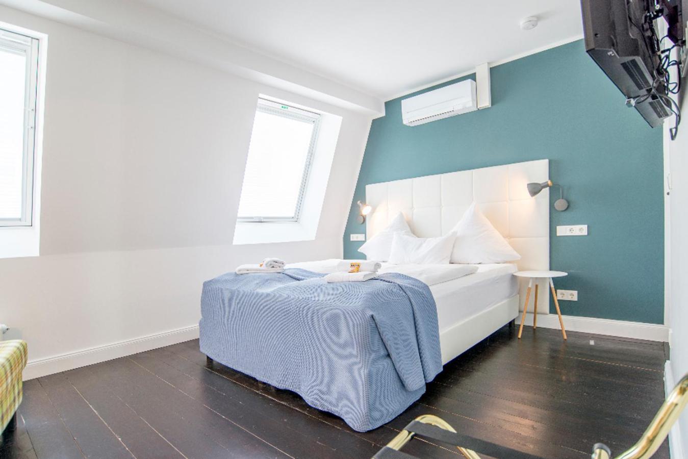Suite - Photo 11
