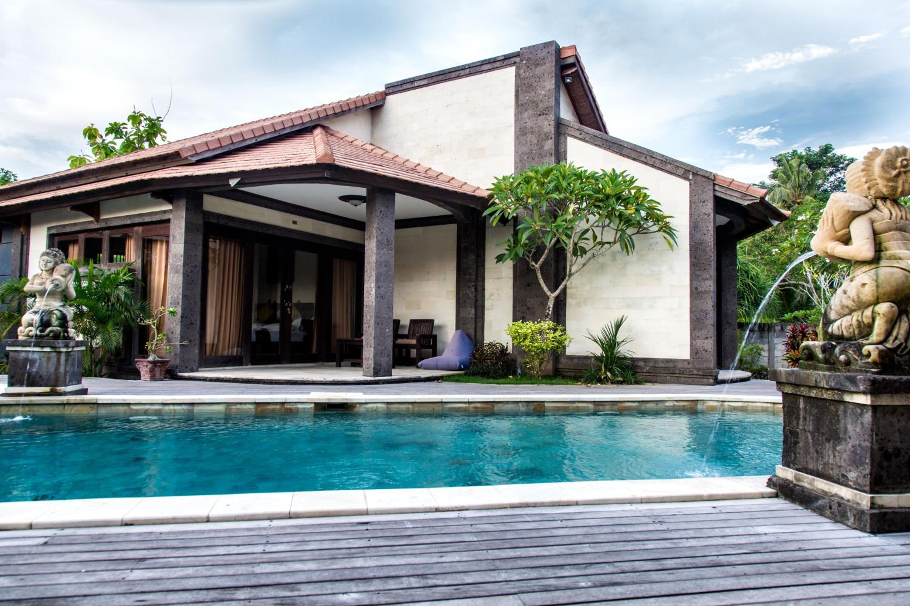 Eight-Bedroom House photo 3