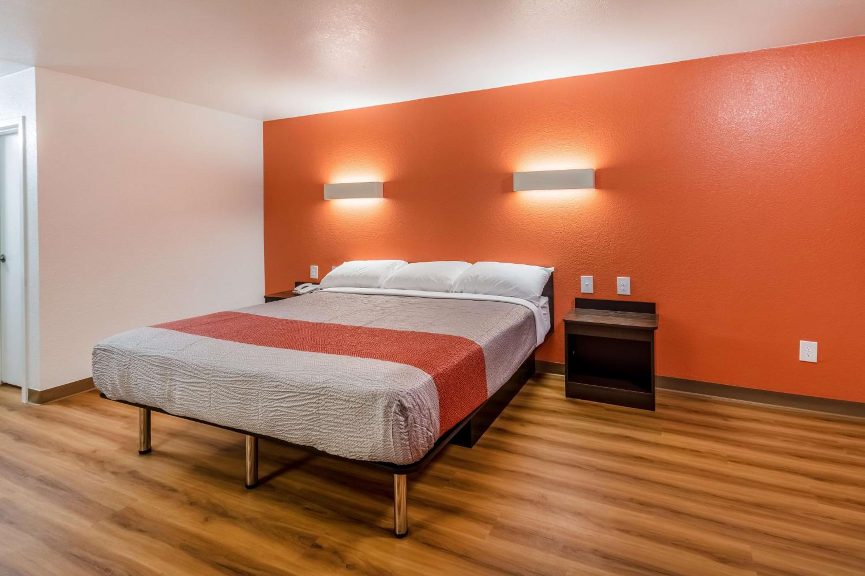 King Room - Non-Smoking - Photo 1