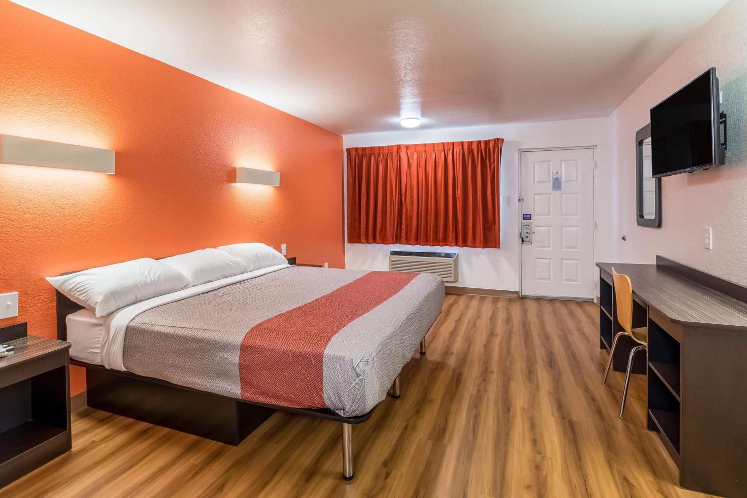 King Room - Non-Smoking - Photo 2