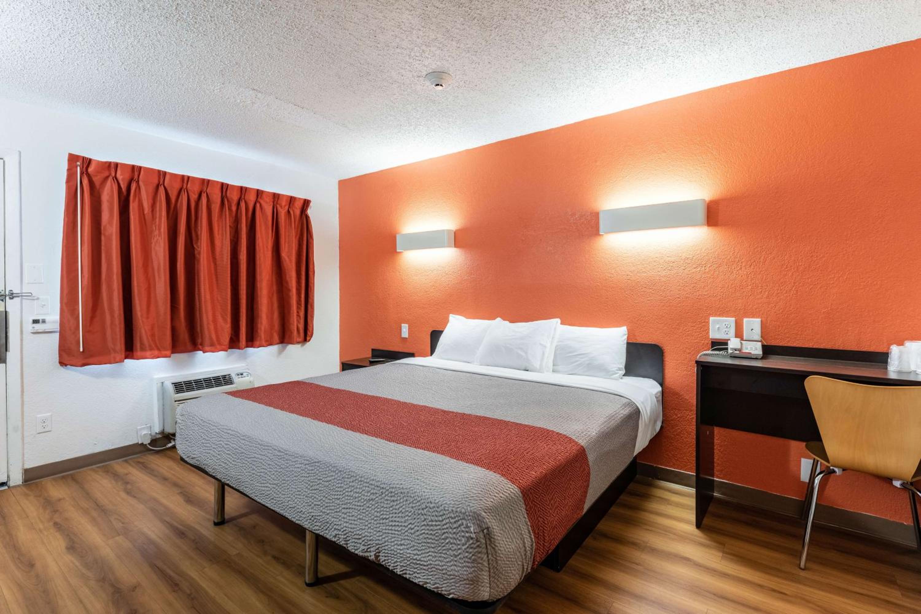 King Room - Non-Smoking photo 3