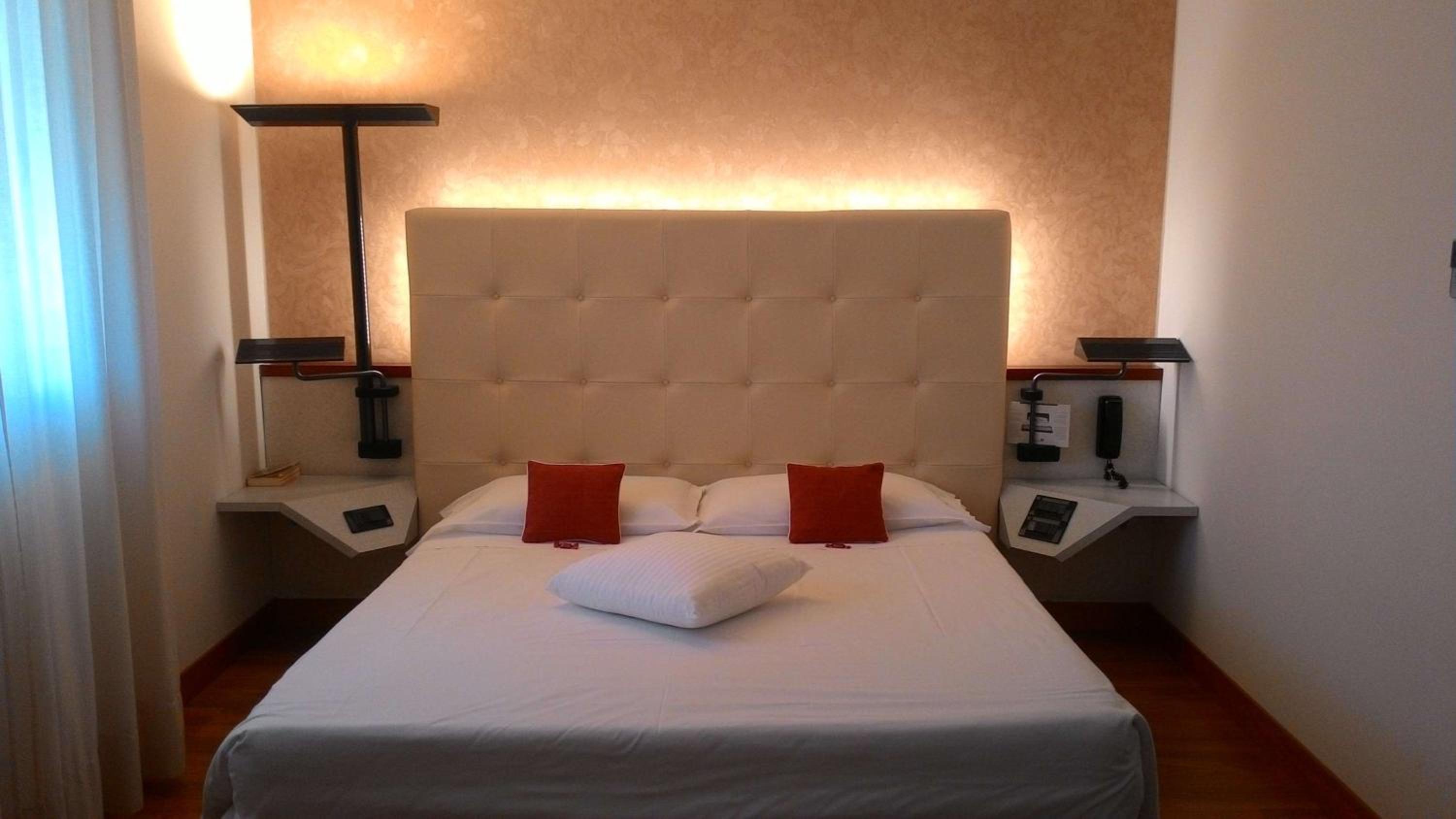 Superior King Room - Photo 13