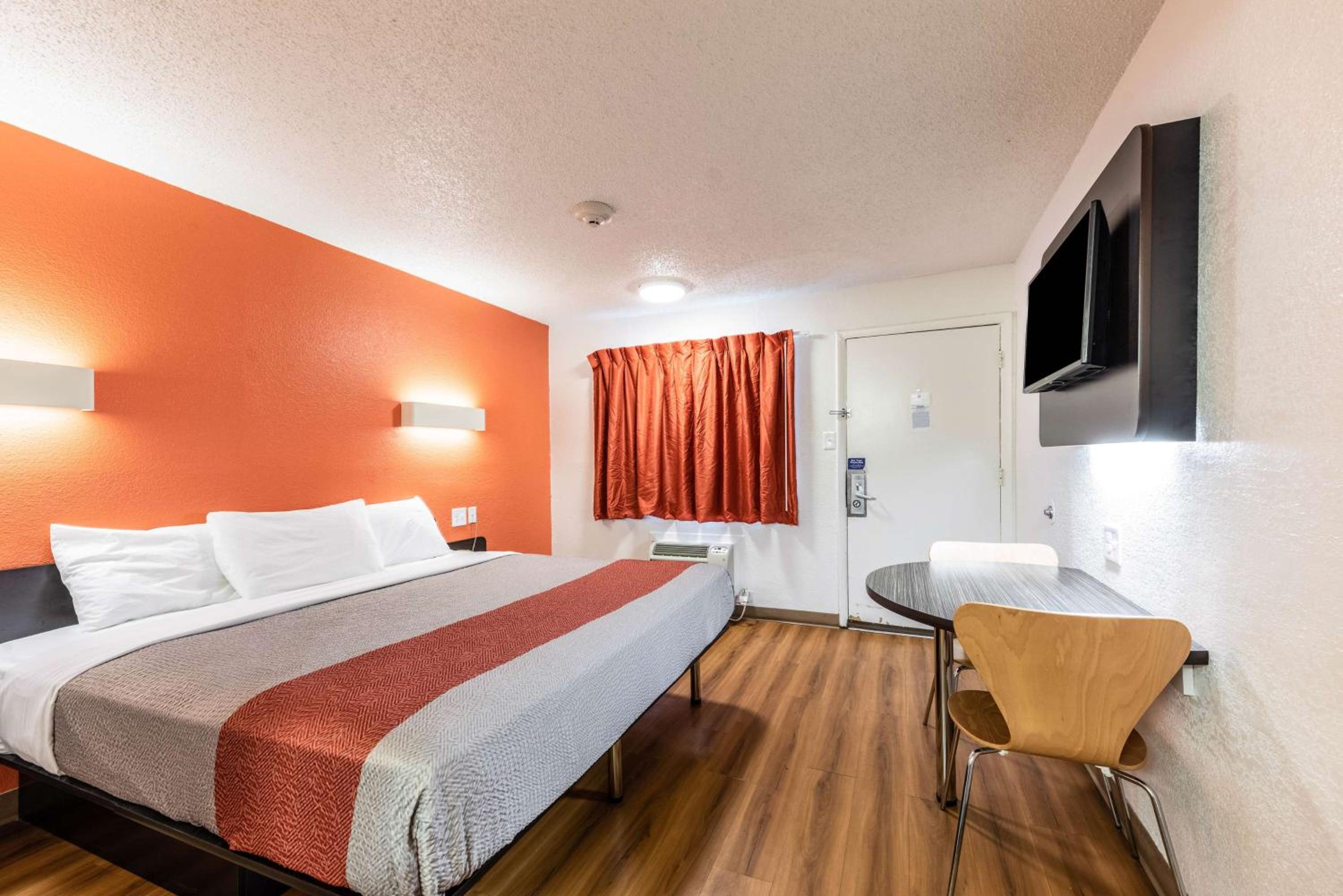King Room - Disability Access - Non-Smoking photo 1