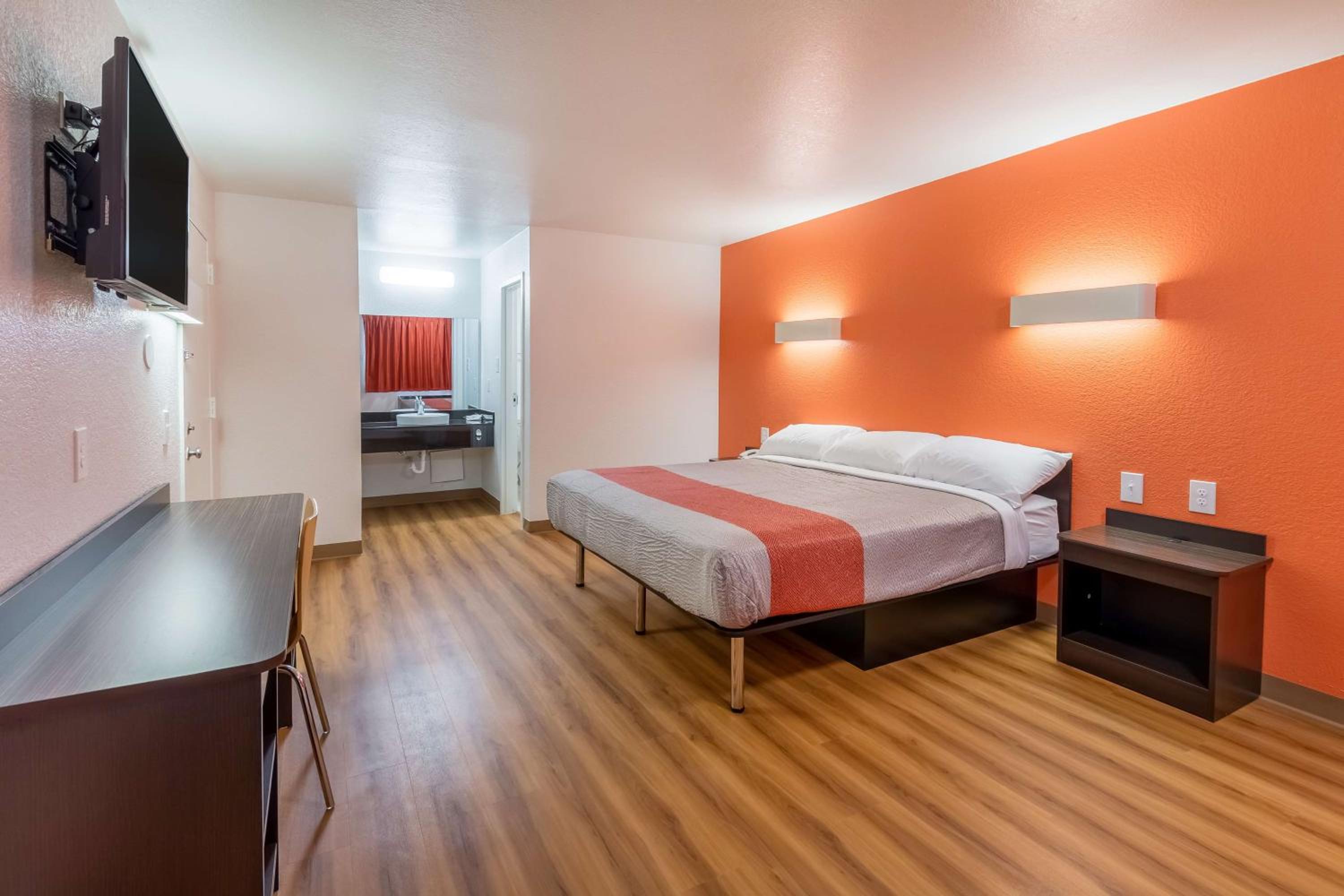 King Room - Non-Smoking - Photo 3