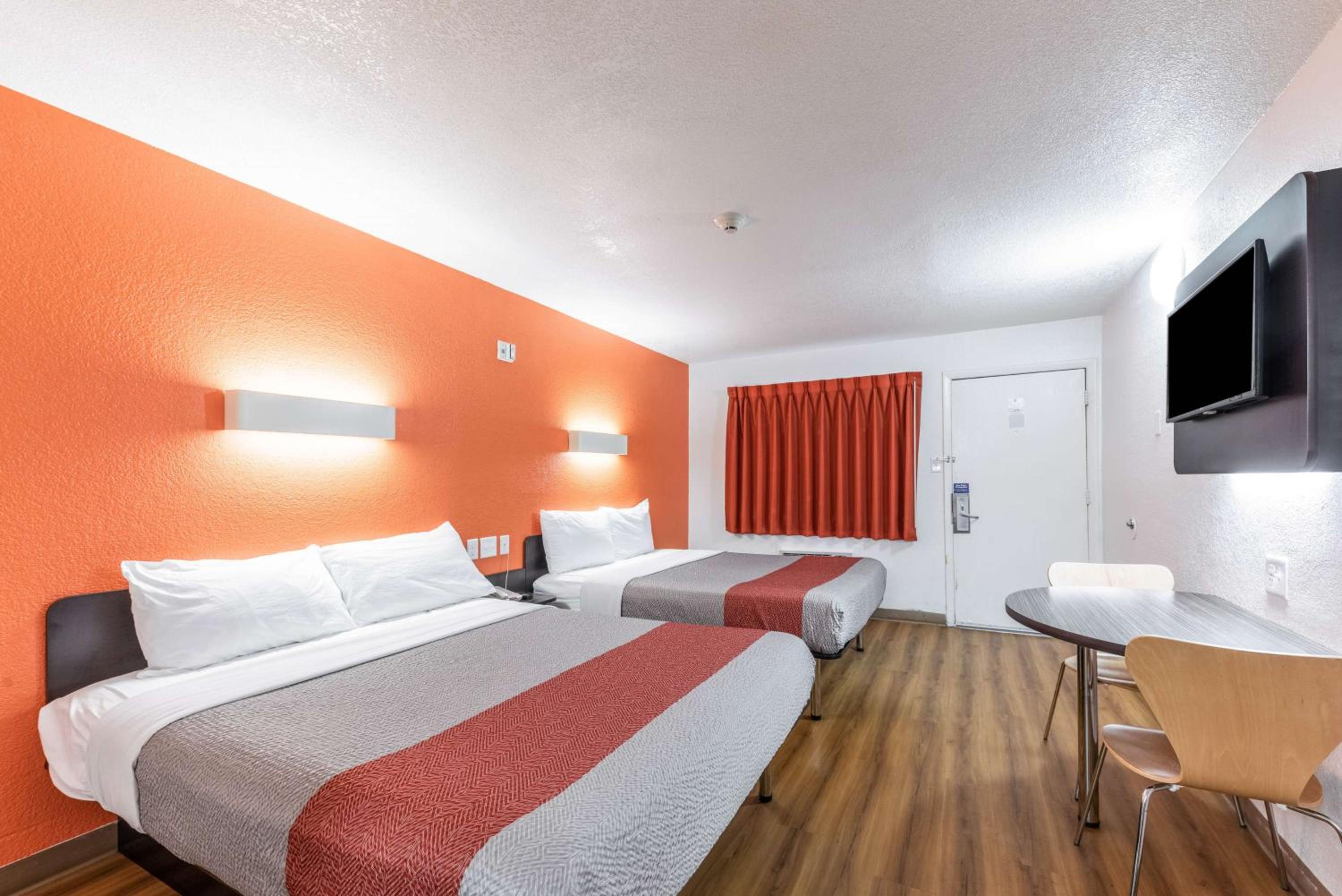 Deluxe Queen Room with Two Queen Beds - Non-Smoking photo 3