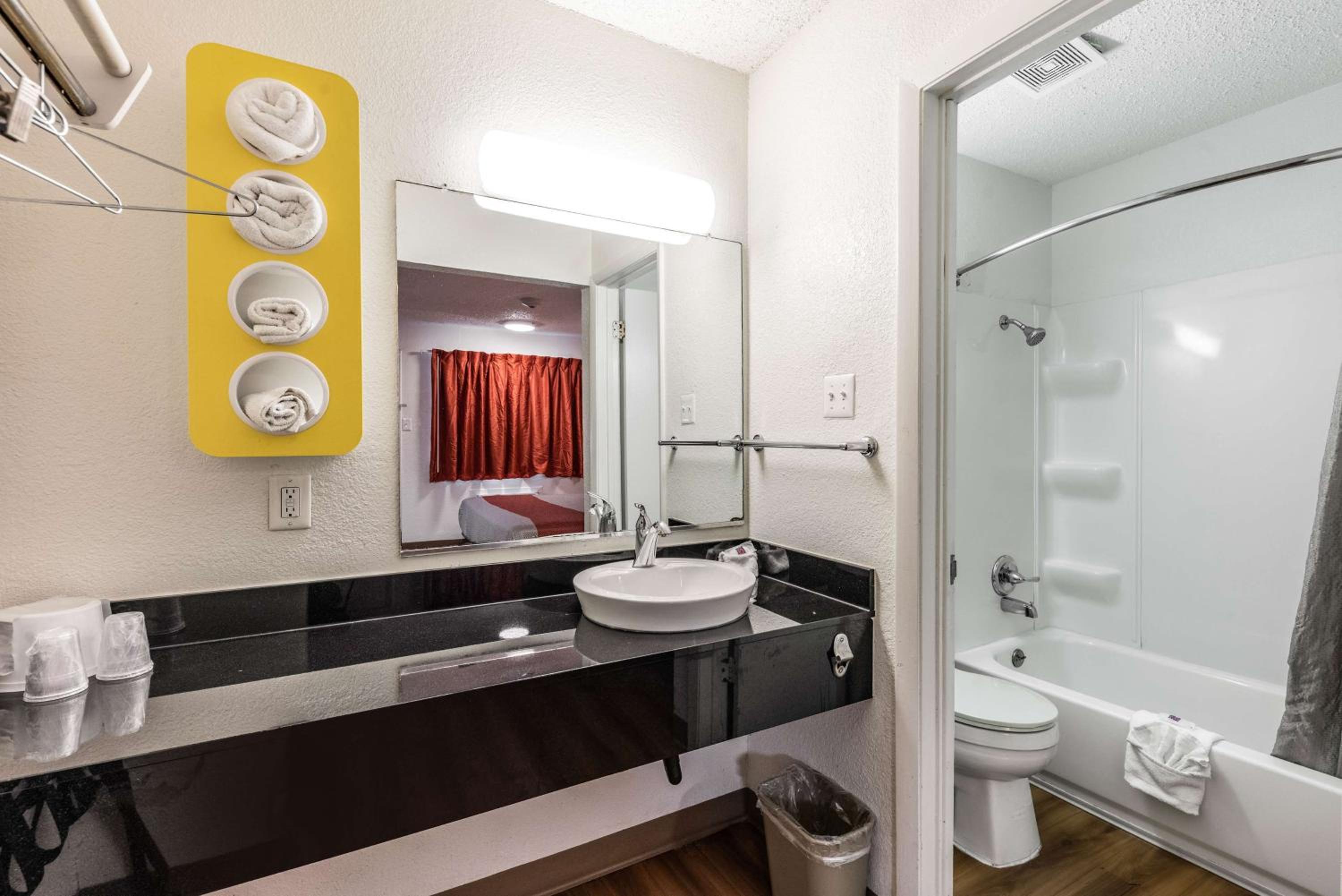 King Room - Disability Access - Non-Smoking photo 2