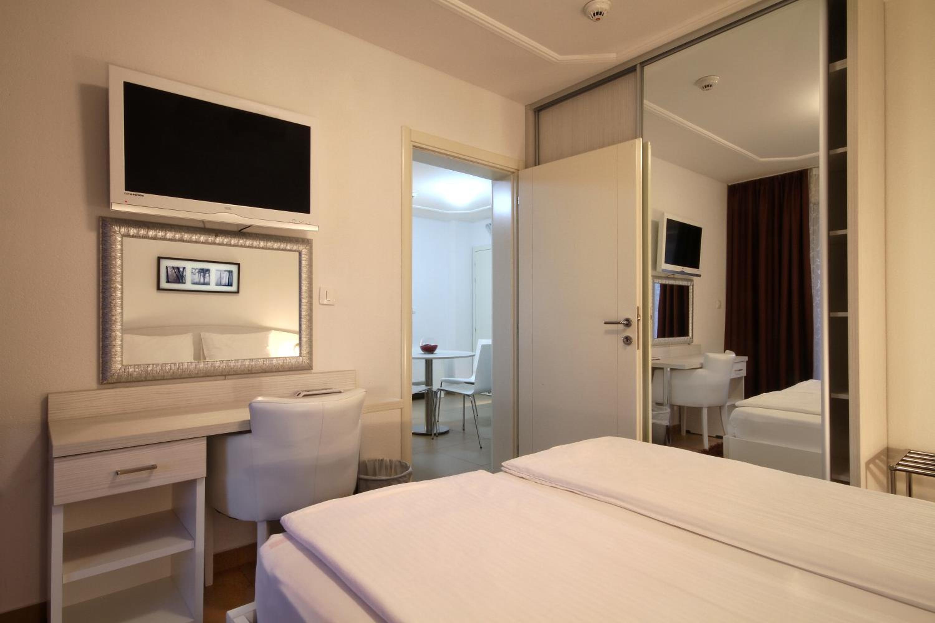 One-Bedroom Apartment with Balcony photo 2