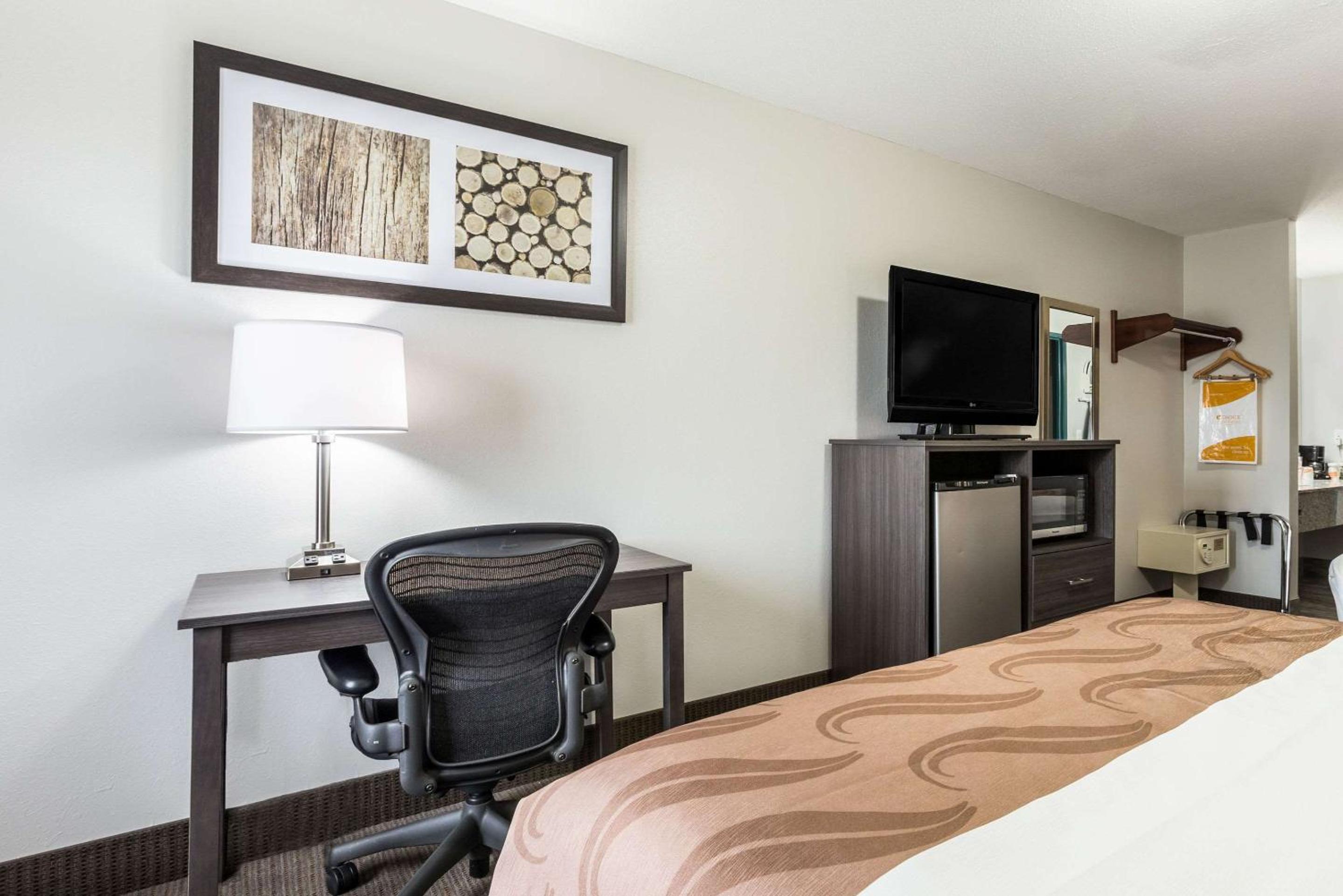 Queen Room with Two Queen Beds - Non-Smoking - Photo 2