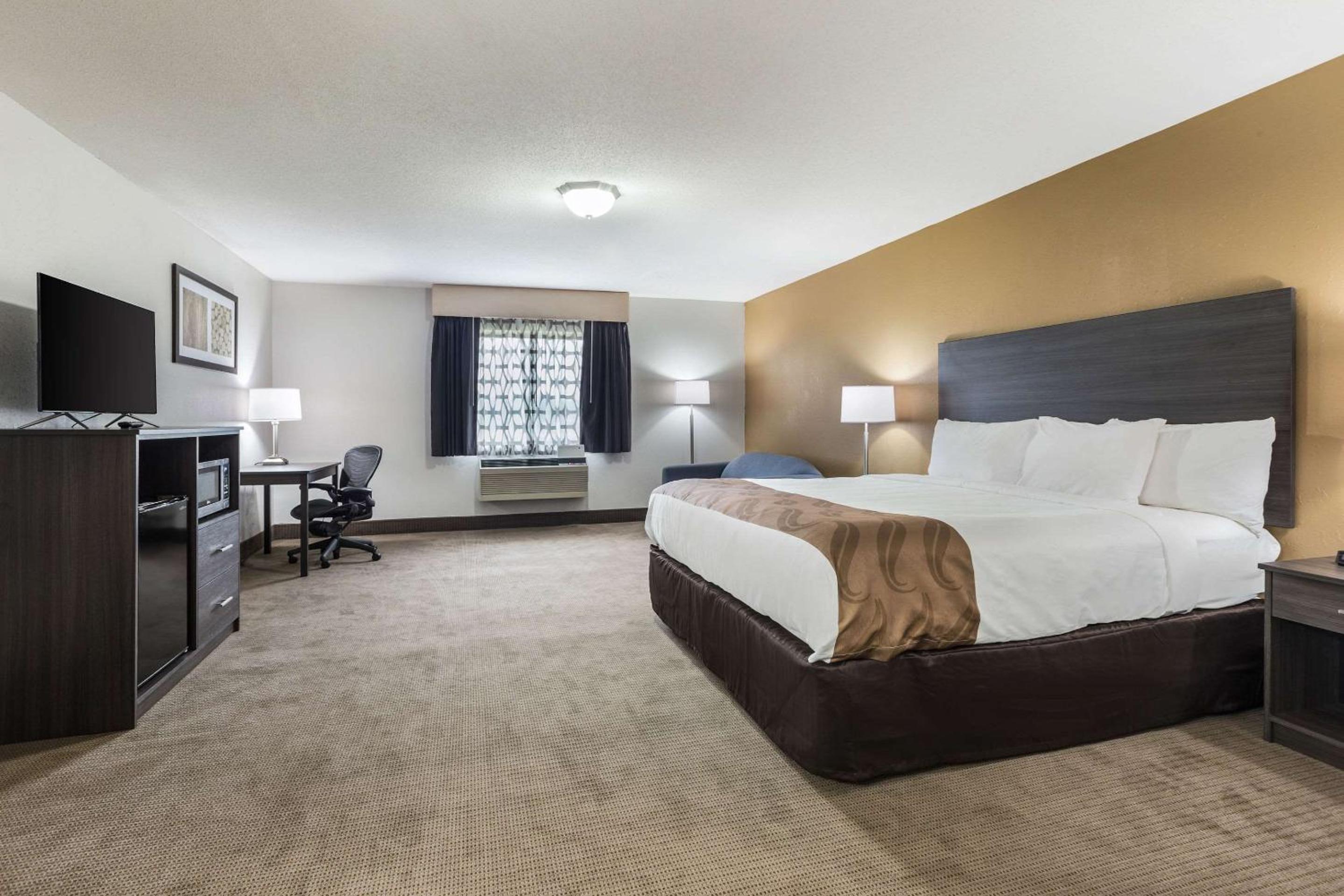 King Suite with Sofa Bed - Non-Smoking - Photo 3