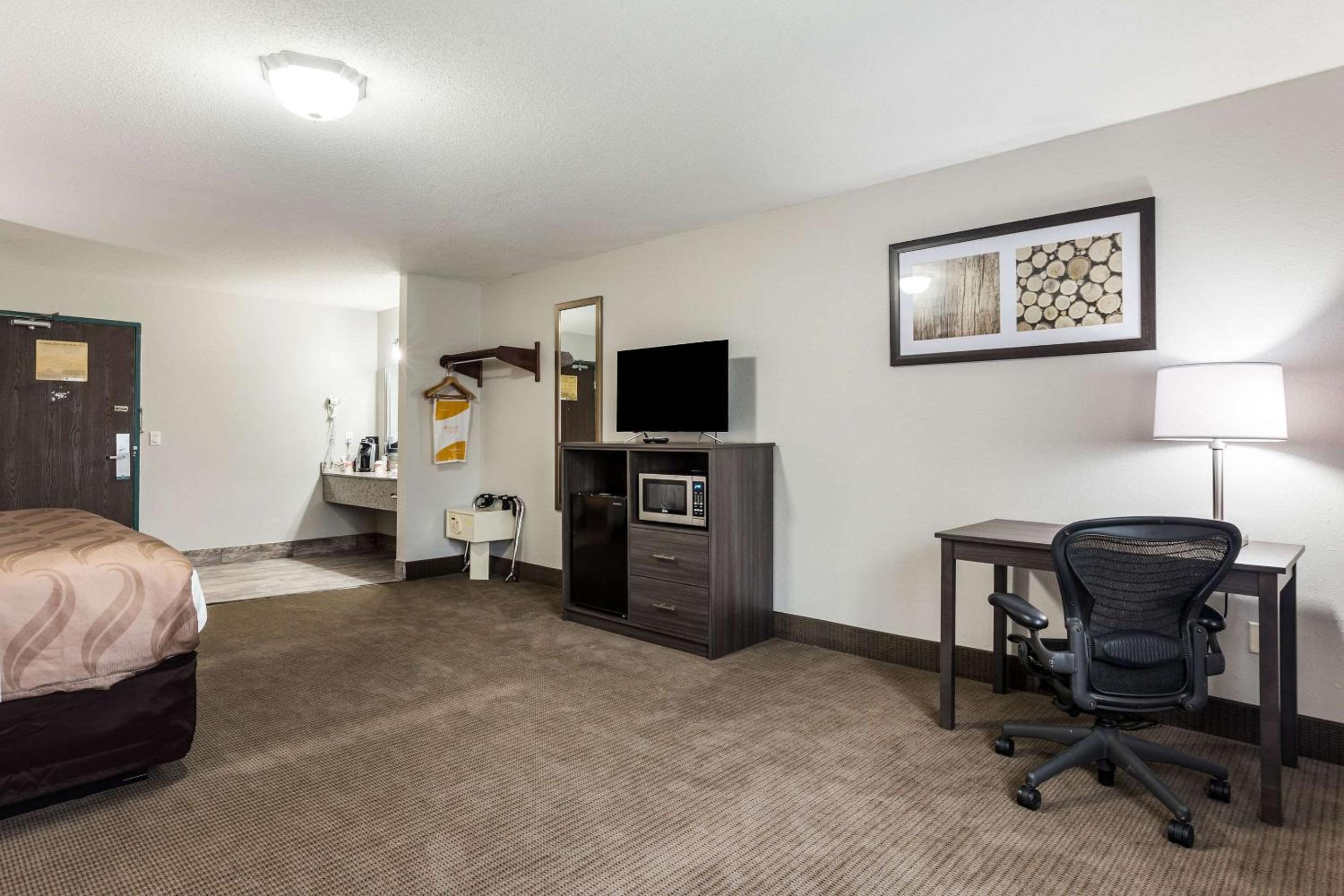King Suite with Sofa Bed - Non-Smoking - Photo 4