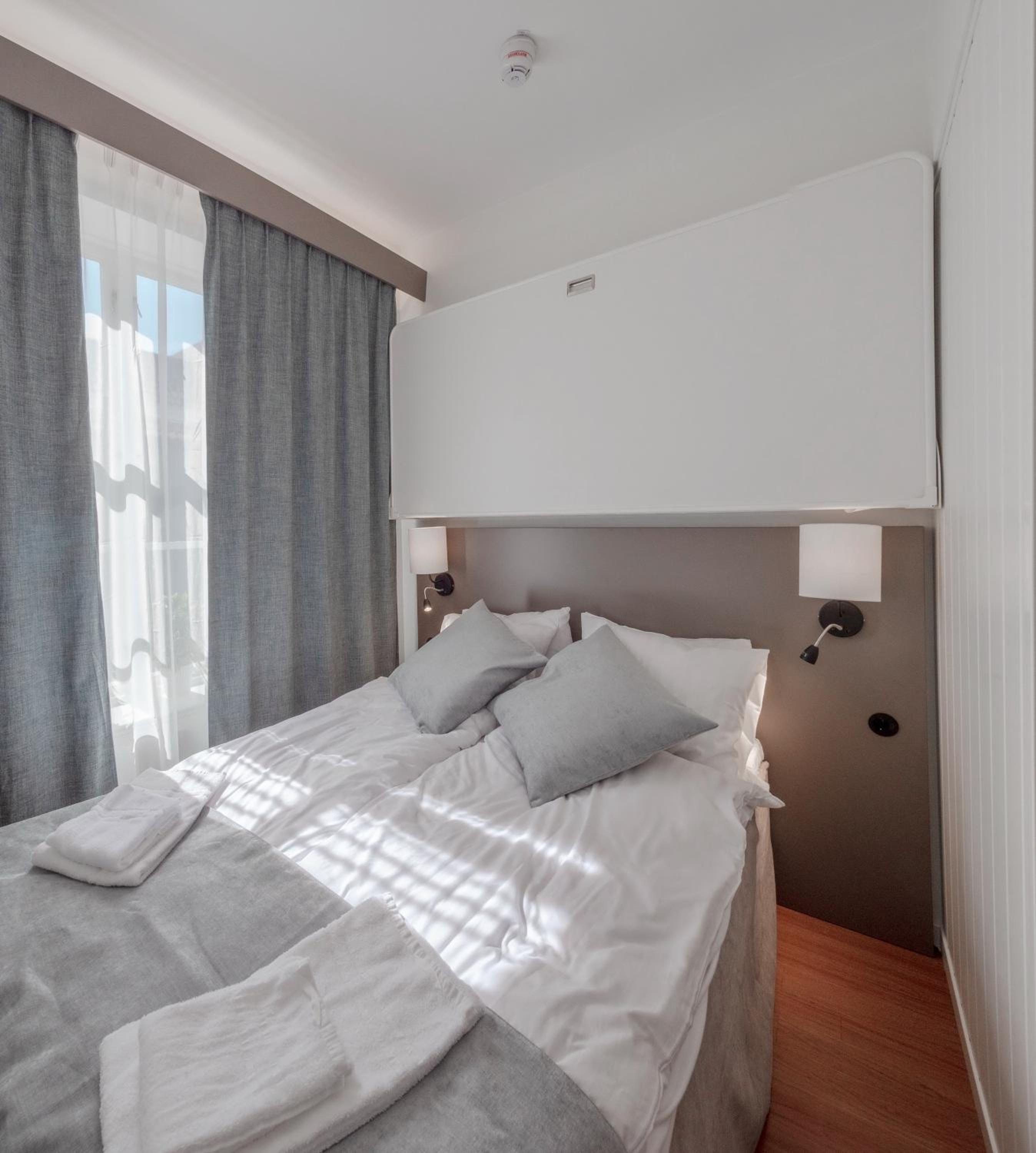 Budget Single Room with Small Bathroom photo 1