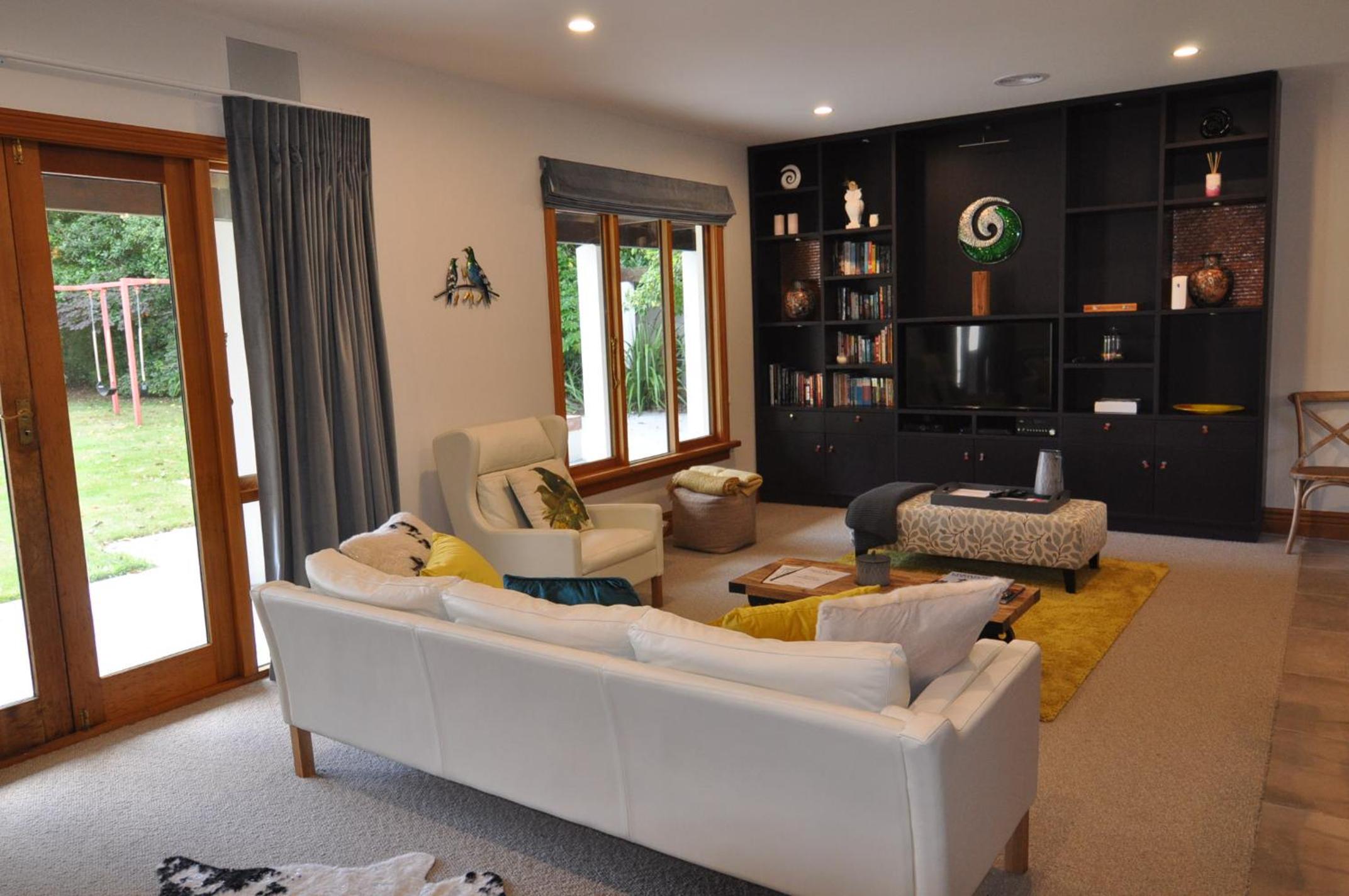 Five-Bedroom House - Photo 9