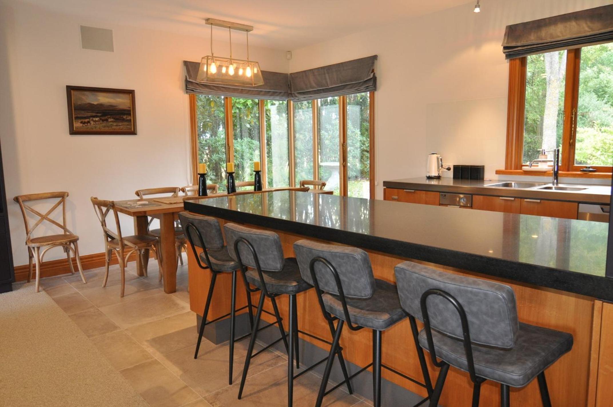Five-Bedroom House - Photo 8