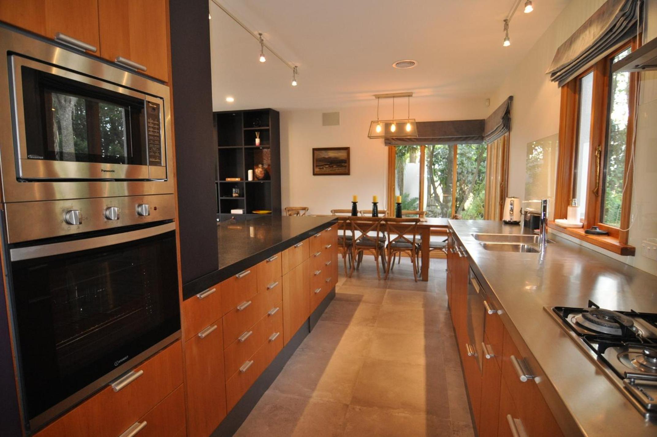 Five-Bedroom House - Photo 7