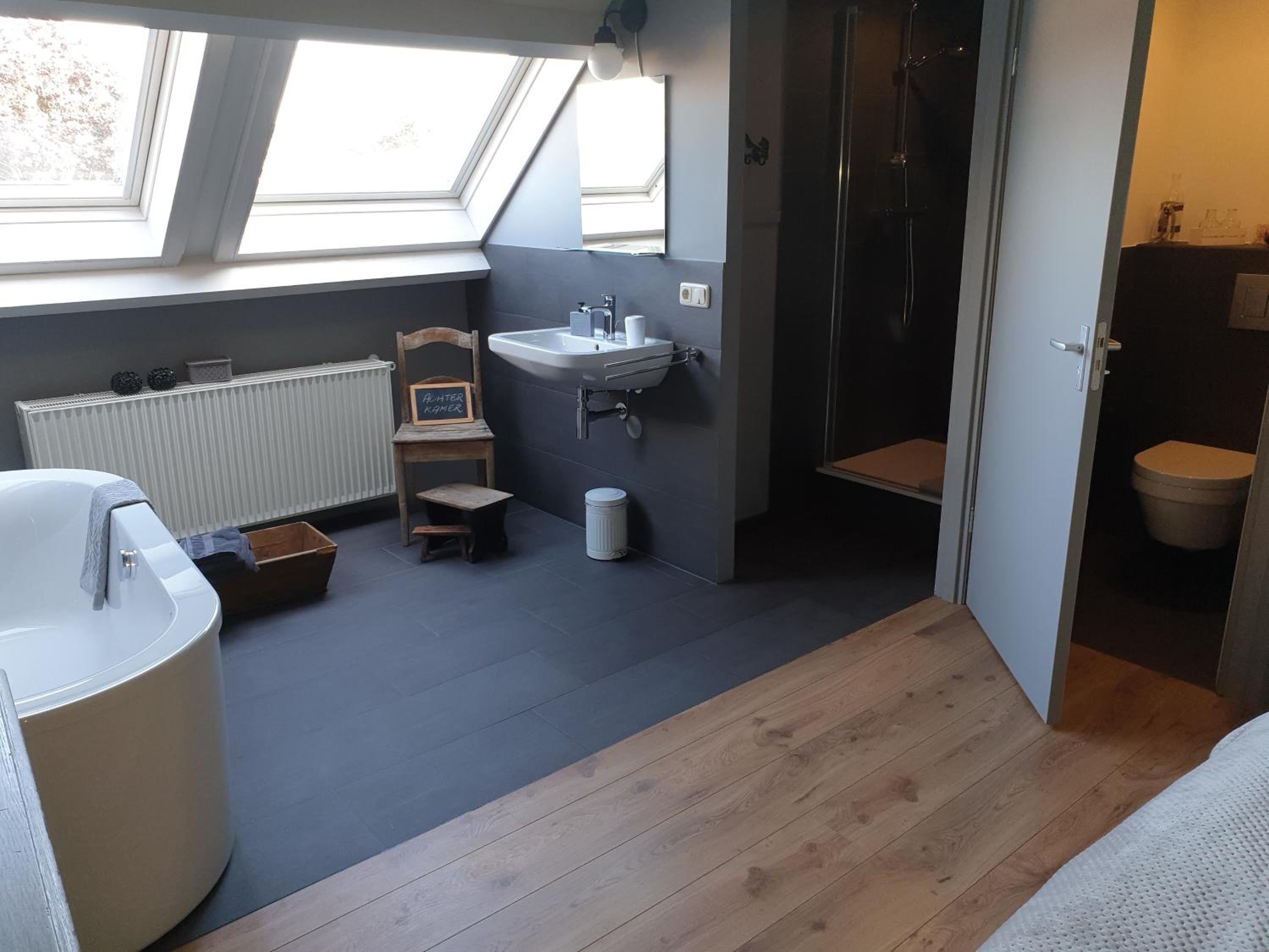 Deluxe Double Room with Bath - Photo 4
