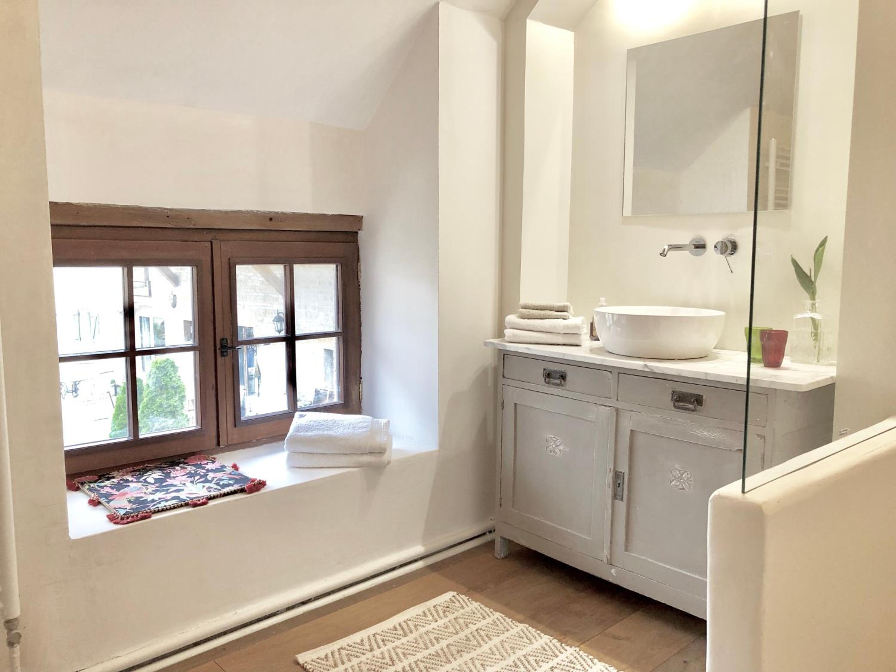 Deluxe King Room - Photo 2