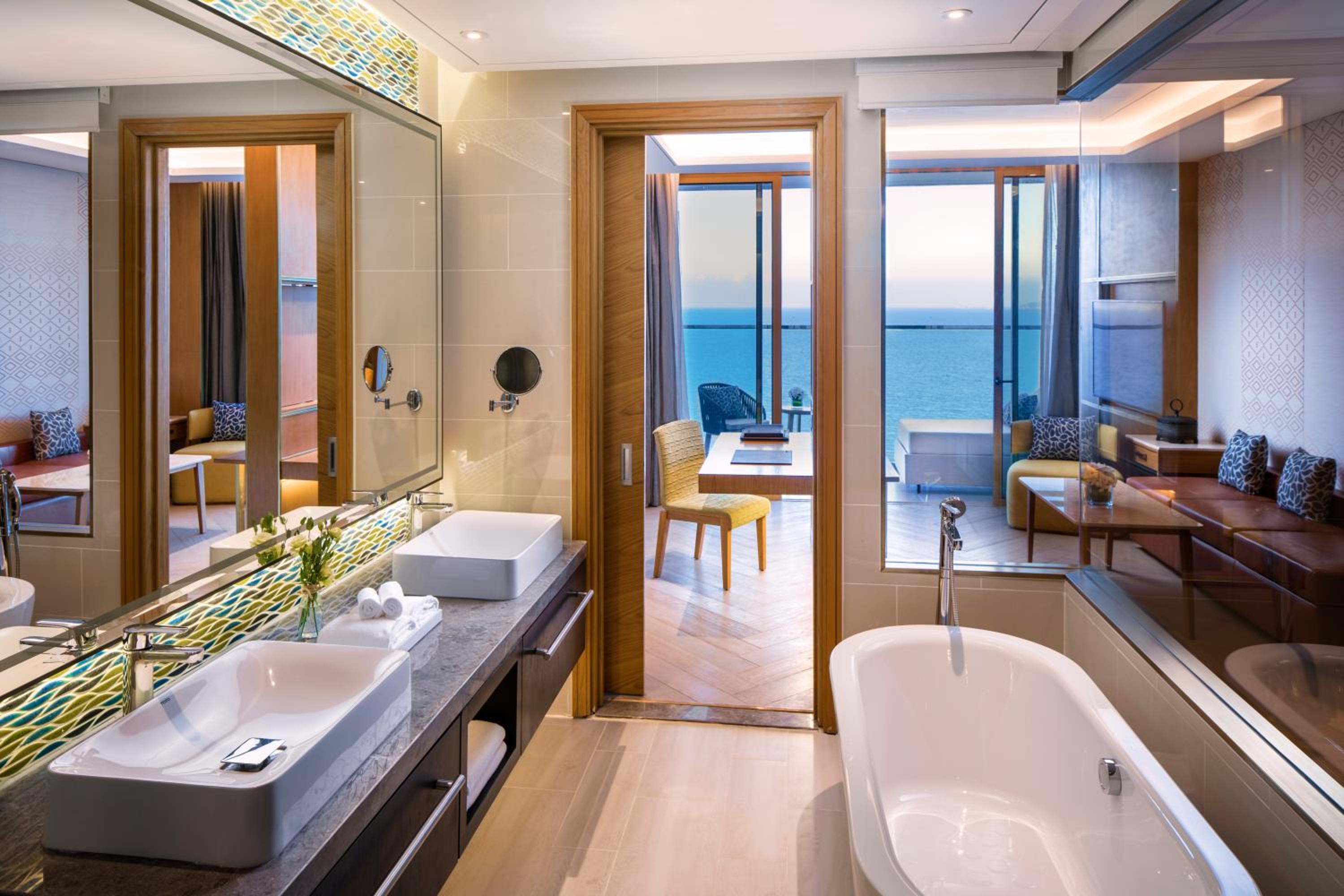 Junior King Suite with Sea View - Photo 3