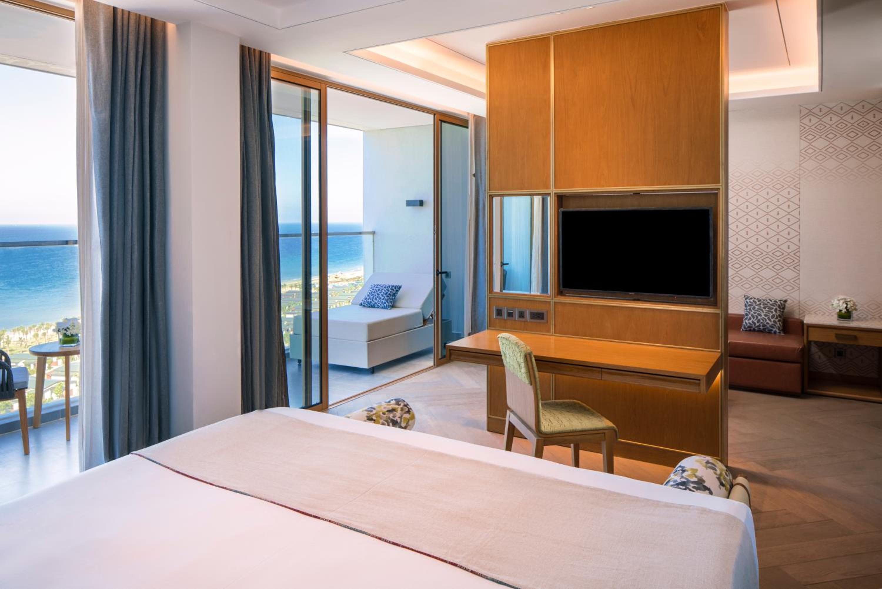 Junior King Suite with Sea View - Photo 4