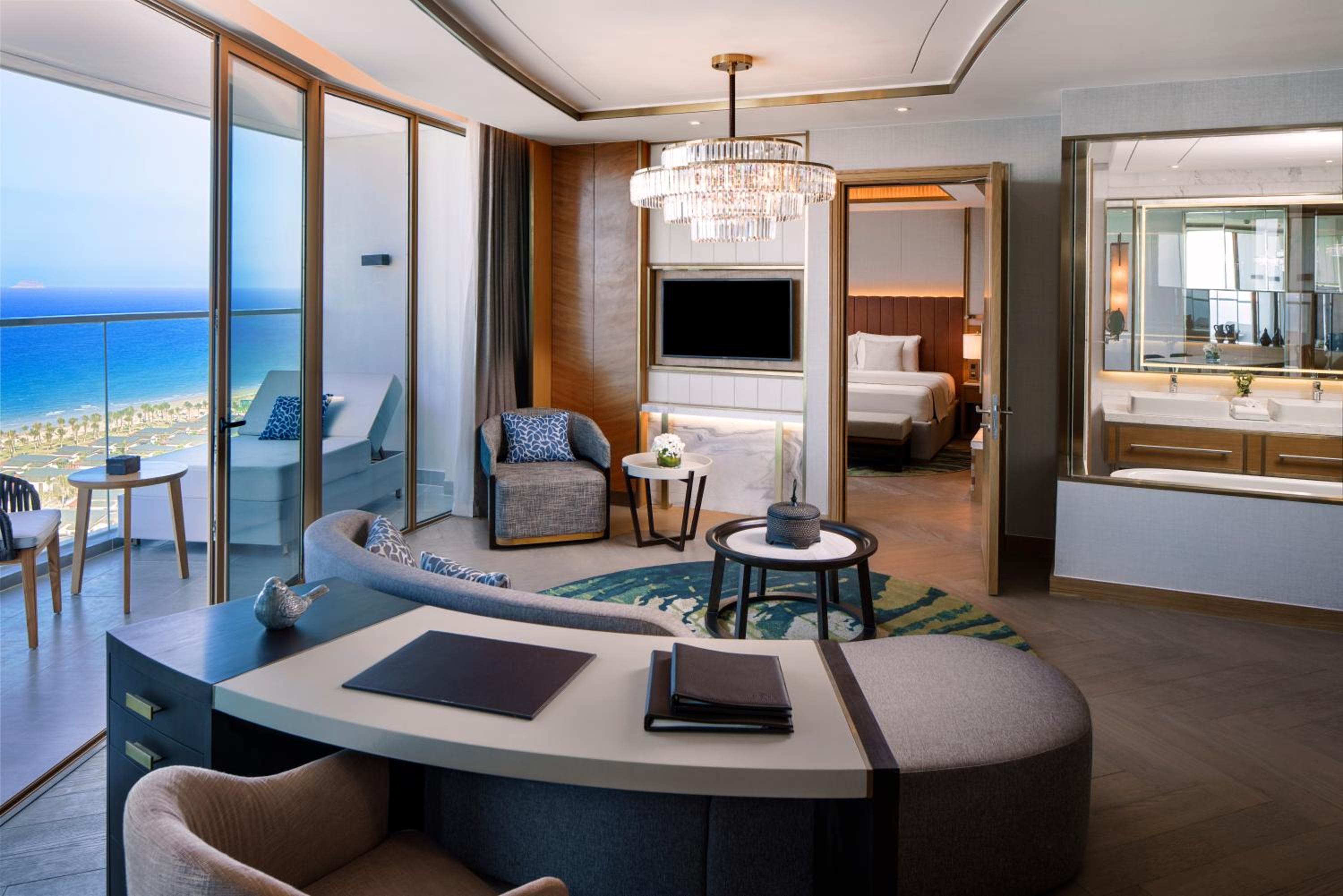Deluxe King Suite with Sea View - Photo 4