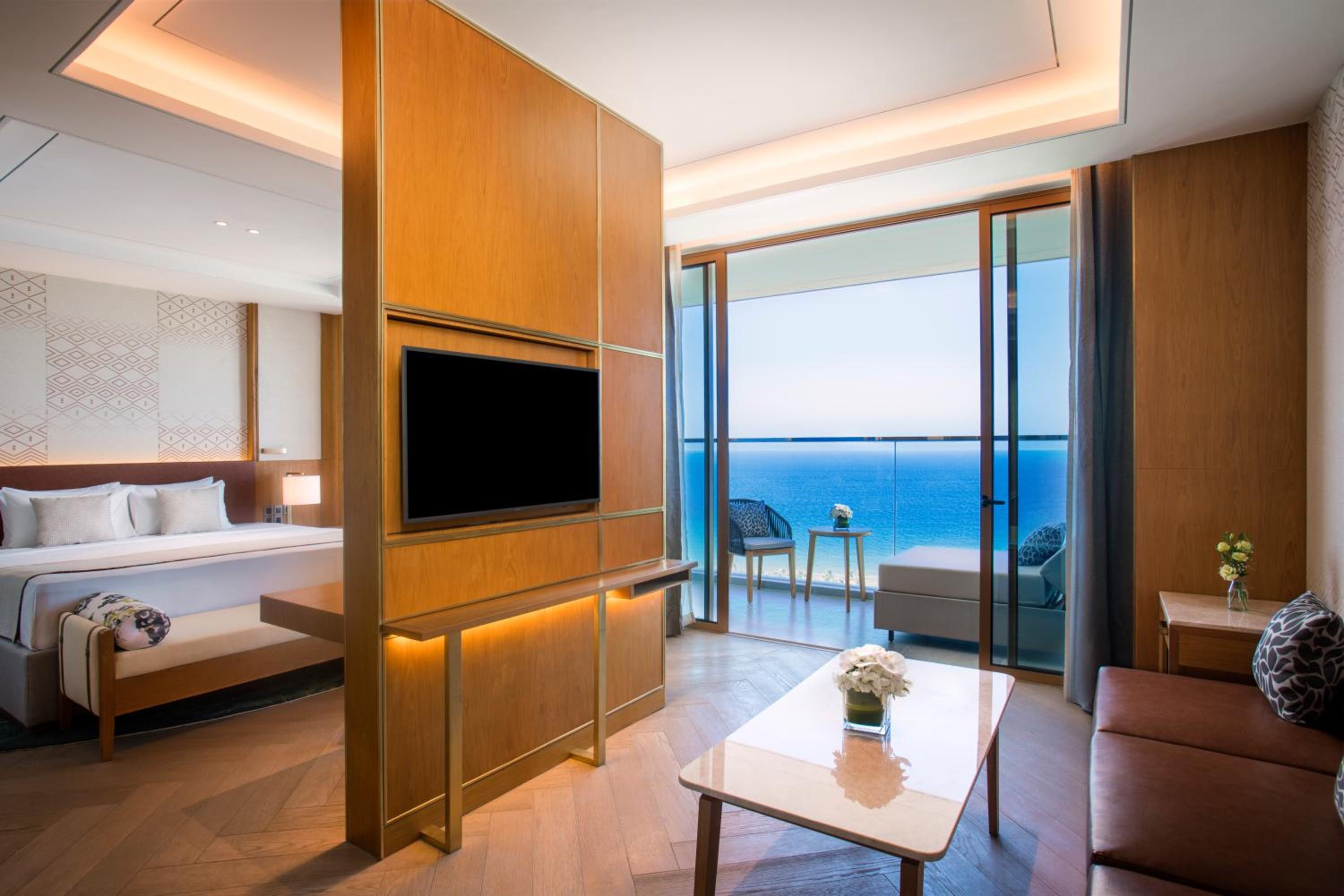 Junior King Suite with Sea View - Photo 1