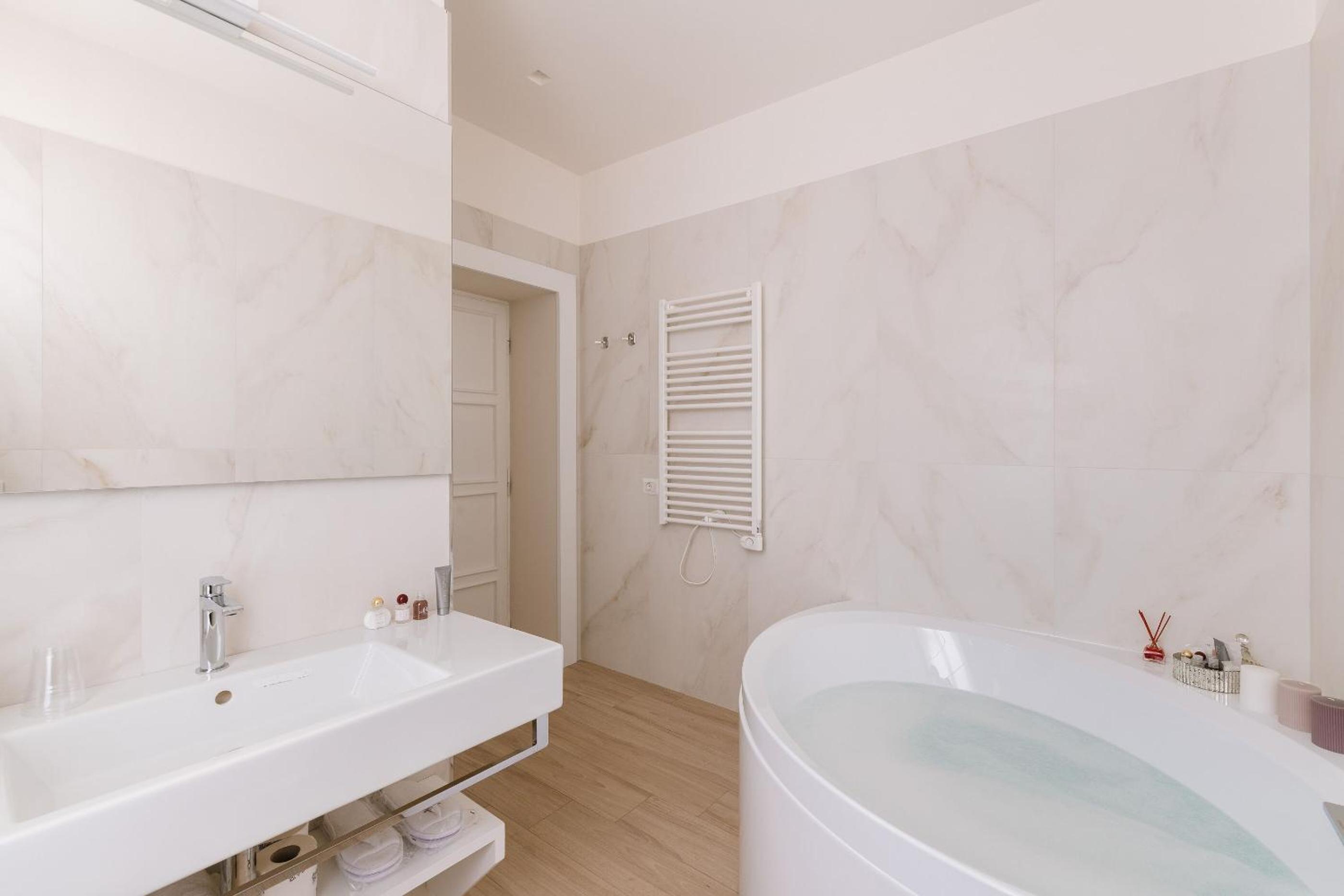 Deluxe Triple Room with Spa Bath photo 3