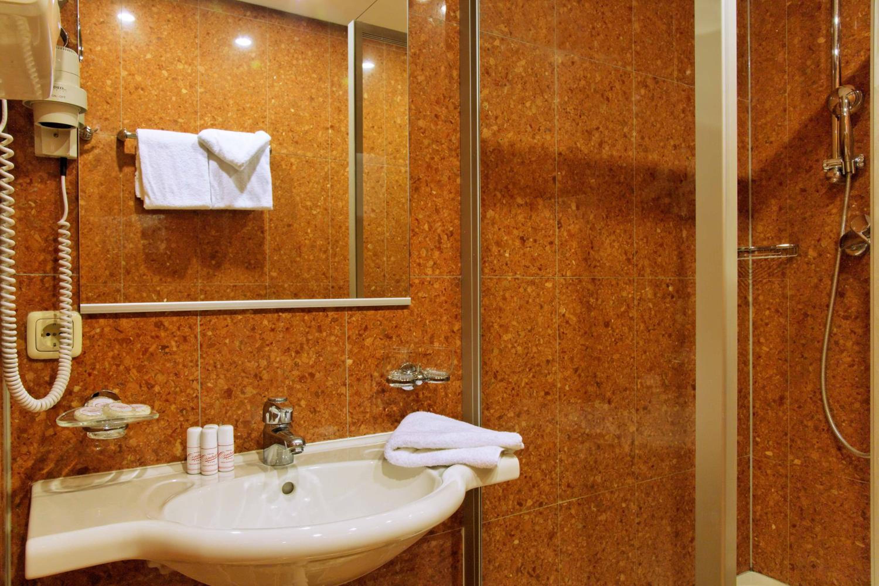 Standard Double Room - Photo 3