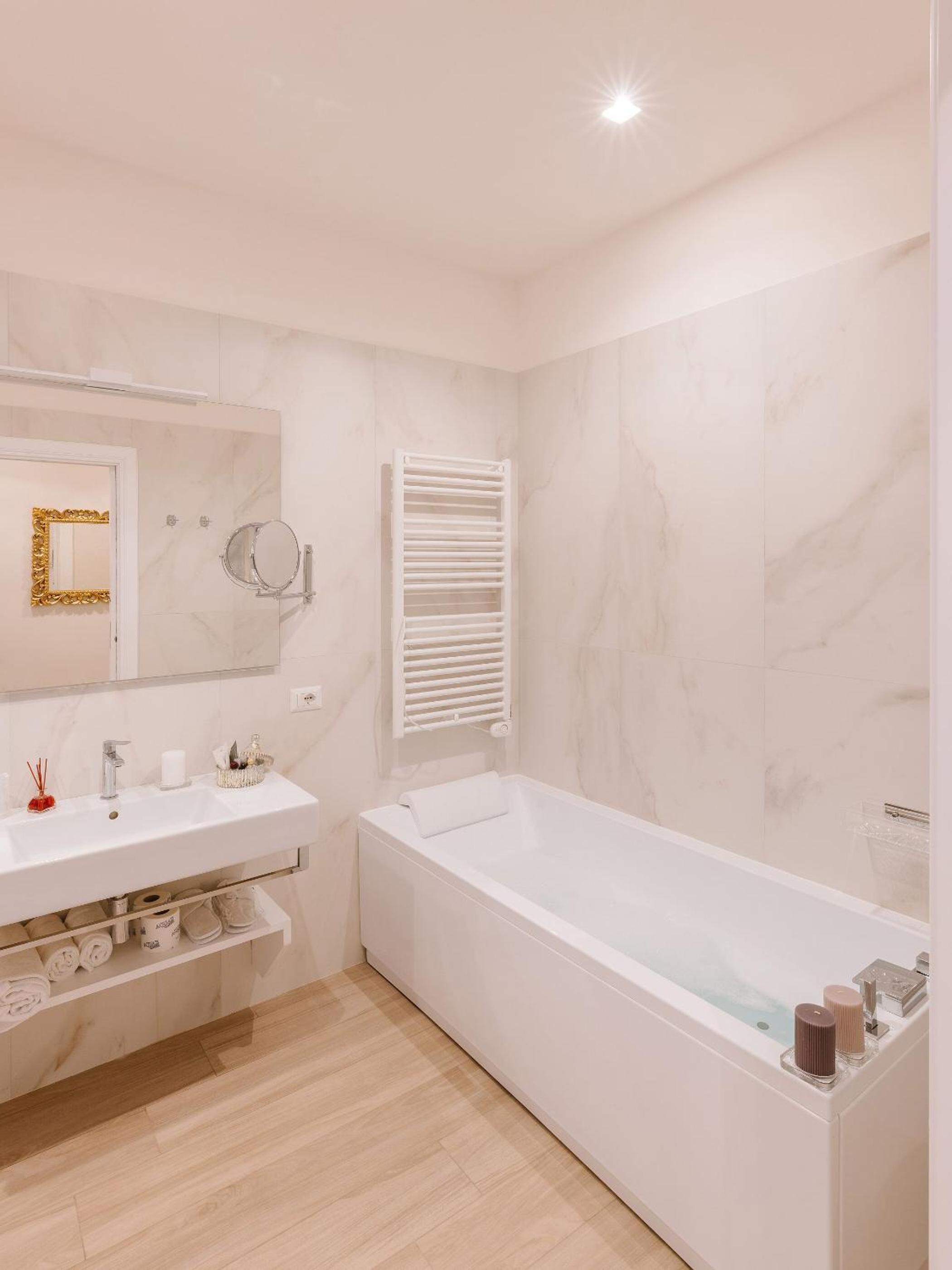 King Suite with Spa Bath photo 3