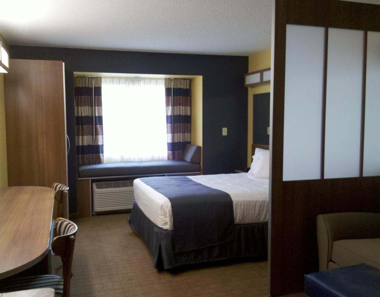 Studio Suite with 1 Queen Bed Non-Smoking - Photo 3
